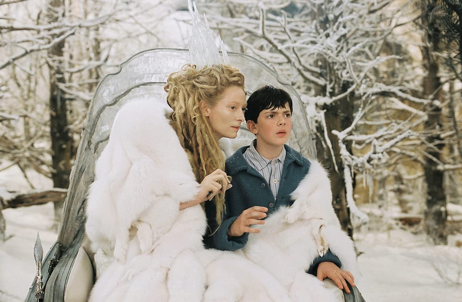 Tilda Swinton（左）及Skandar Keynes都是劍橋大學畢業生。（《魔幻王國：獅子·女巫·魔衣櫥》劇照）