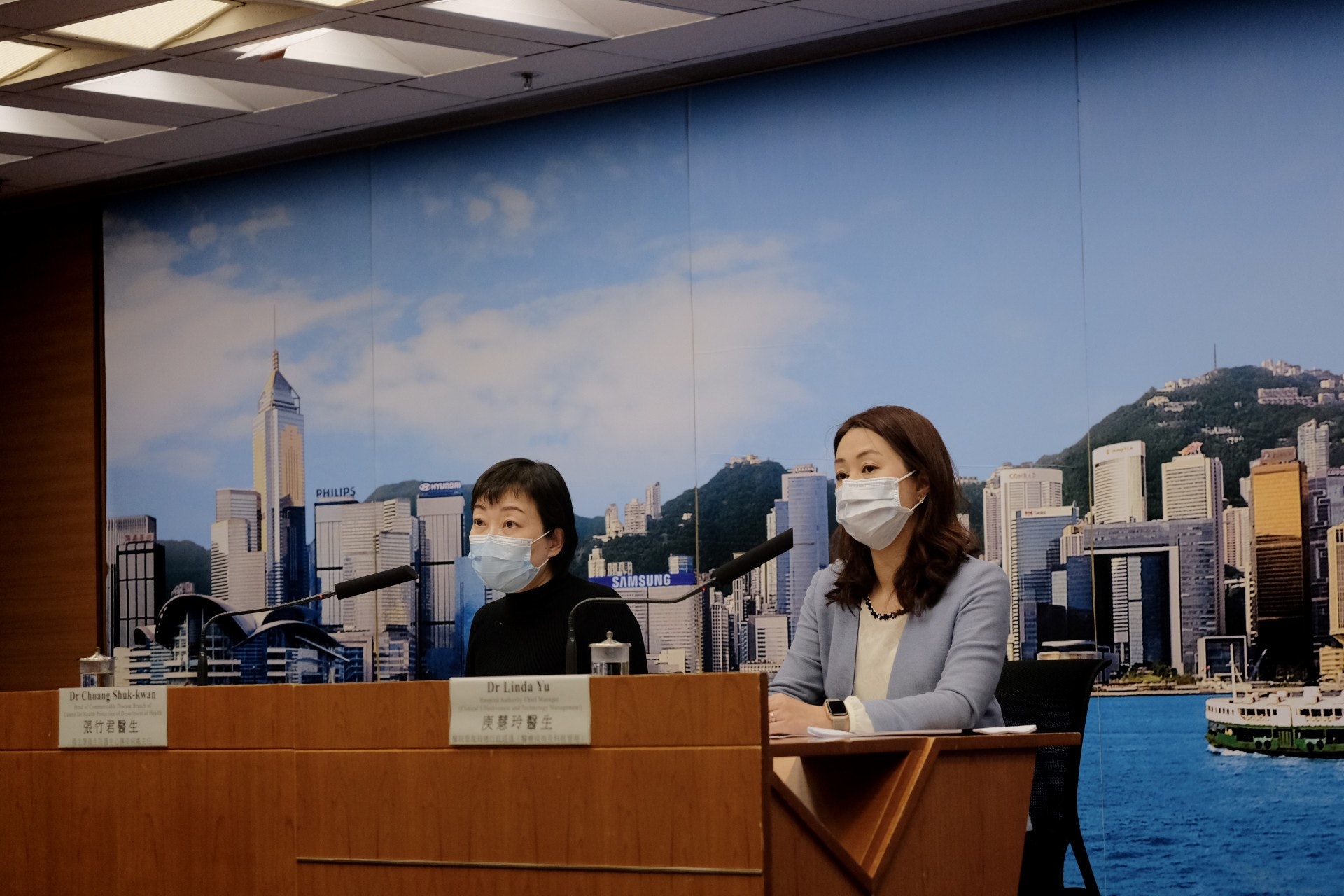 衞生署衞生防護中心傳染病處主任張竹君(左)表示,本港今日新增五宗個案。(歐嘉樂攝) 衞生署衞生防護中心傳染病處主任張竹君(左)表示,本港今日新增五宗個案。(歐嘉樂攝)