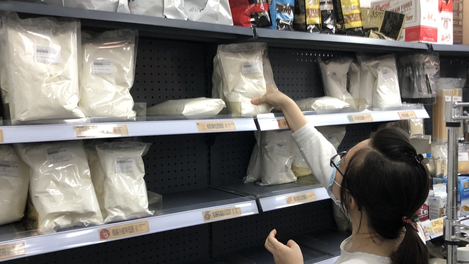 新冠肺炎︳市民在家抗疫煮食 烘焙店麵粉缺貨 店員︰好似搶廁紙 新冠肺炎︳市民在家抗疫煮食 烘焙店麵粉缺貨 店員︰好似搶廁紙