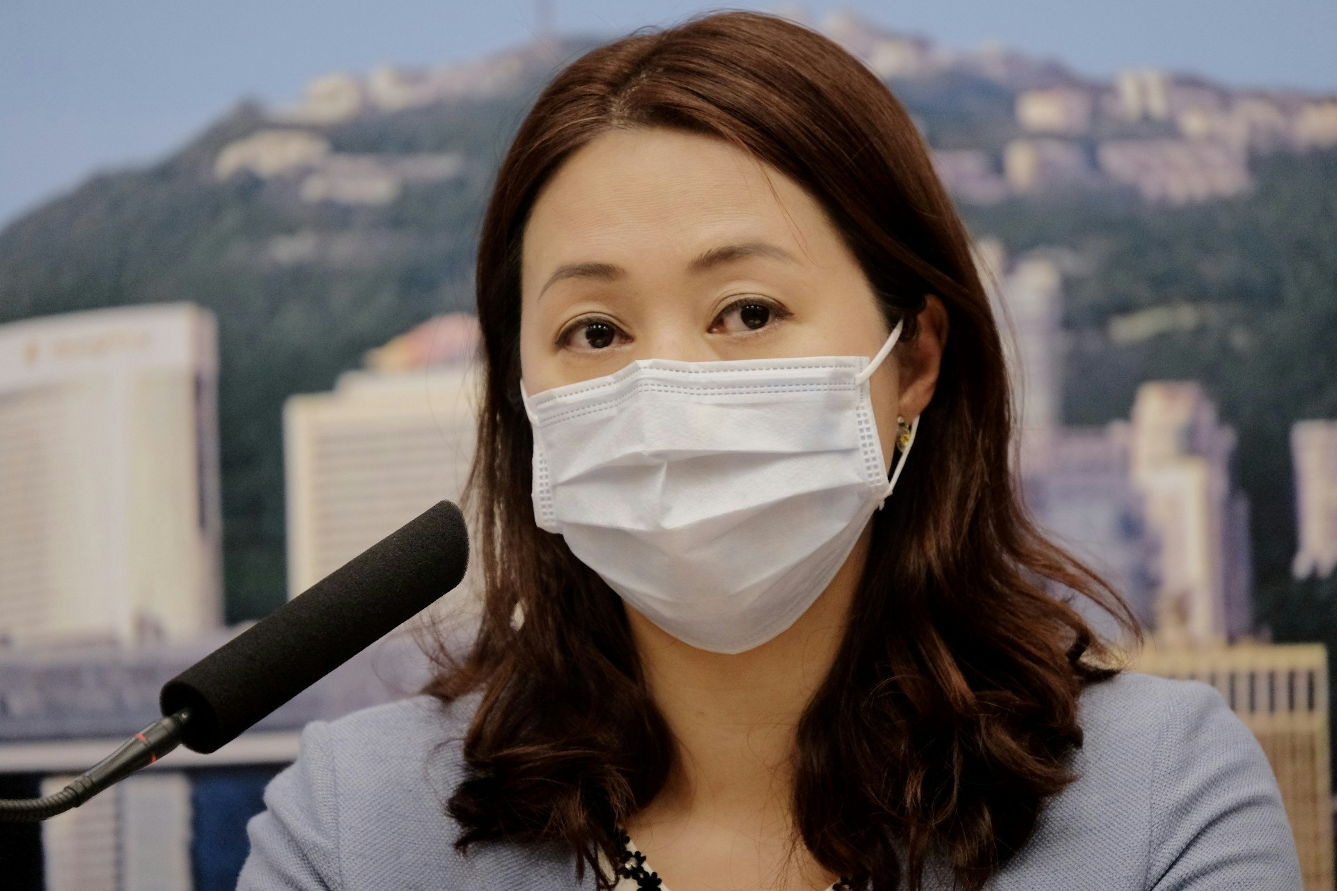 醫院管理局總行政經理庾慧玲在記者會上被問到事故,僅稱需了解詳情有待公布。(歐嘉樂攝) 醫院管理局總行政經理庾慧玲在記者會上被問到事故,僅稱需了解詳情有待公布。(歐嘉樂攝)