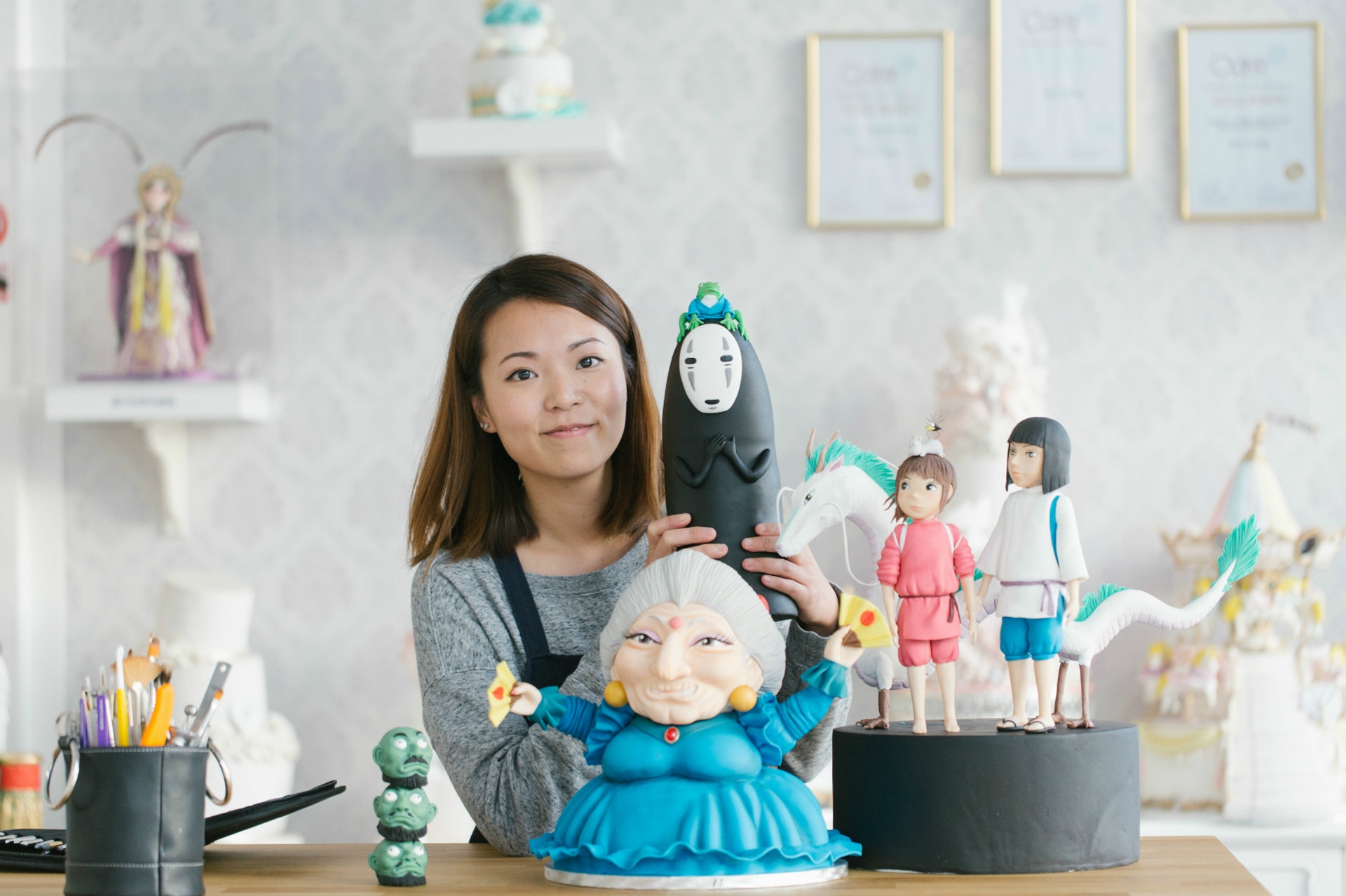 粱頌珊(Jess)早在三年前與初戀男友兼現任丈夫Kalvin創辦蛋糕店Pandora Cake Shop,展開二人的創業旅途,開拓本地翻糖蛋糕(Fondant Cake)潮流。(陳嘉元攝) 粱頌珊(Jess)早在三年前與初戀男友兼現任丈夫Kalvin創辦蛋糕店Pandora Cake Shop,展開二人的創業旅途,開拓本地翻糖蛋糕(Fondant Cake)潮流。(陳嘉元攝)