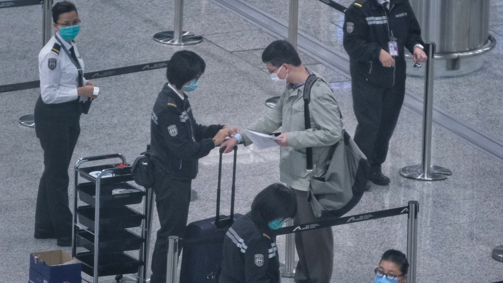 新冠肺炎|兩確診者同機英國返港 座位只相隔三行 一人早有病徵 新冠肺炎|兩確診者同機英國返港 座位只相隔三行 一人早有病徵