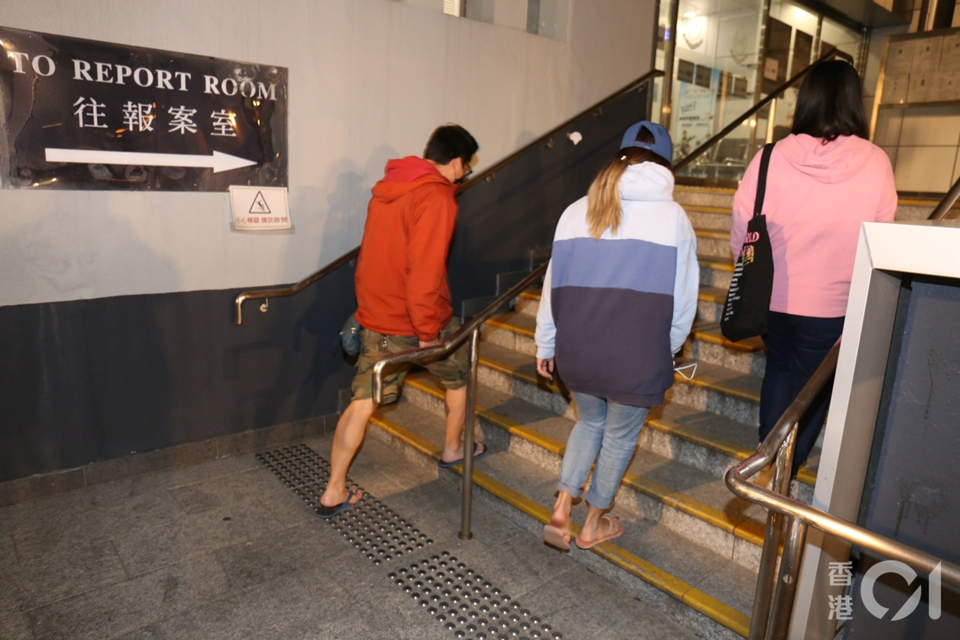 黎小姐(右)與李小姐夫婦,今日(14日)凌晨往黃大仙警署報案。(劉定安攝) 黎小姐(右)與李小姐夫婦,今日(14日)凌晨往黃大仙警署報案。(劉定安攝)