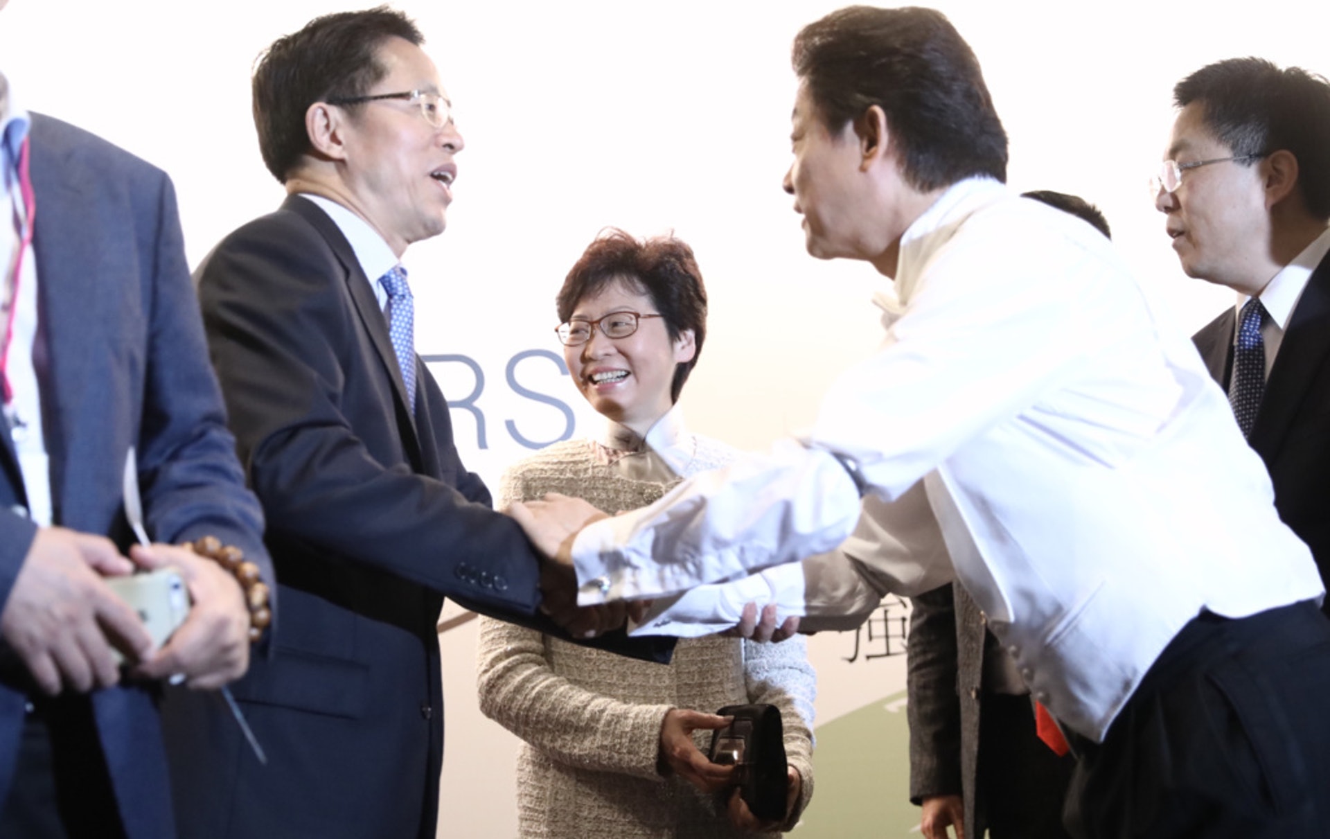 男高音莫華倫(右一)初步確診新冠肺炎,入住東區醫院。圖為他2017年出席公開活動,與時任中聯辦主任張曉明握手。(資料圖片 / 盧翊銘攝) 男高音莫華倫(右一)初步確診新冠肺炎,入住東區醫院。圖為他2017年出席公開活動,與時任中聯辦主任張曉明握手。(資料圖片 / 盧翊銘攝)