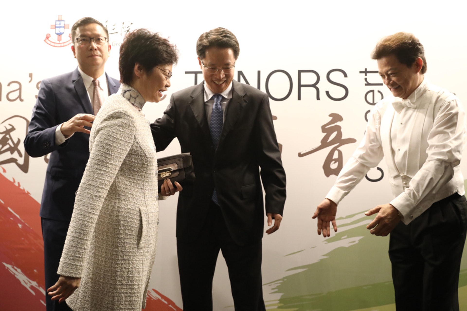 男高音莫華倫(右一)初步確診新冠肺炎,入住東區醫院。圖為他2017年出席公開活動,與特首林鄭月娥見面。(資料圖片 / 盧翊銘攝) 男高音莫華倫(右一)初步確診新冠肺炎,入住東區醫院。圖為他2017年出席公開活動,與特首林鄭月娥見面。(資料圖片 / 盧翊銘攝)