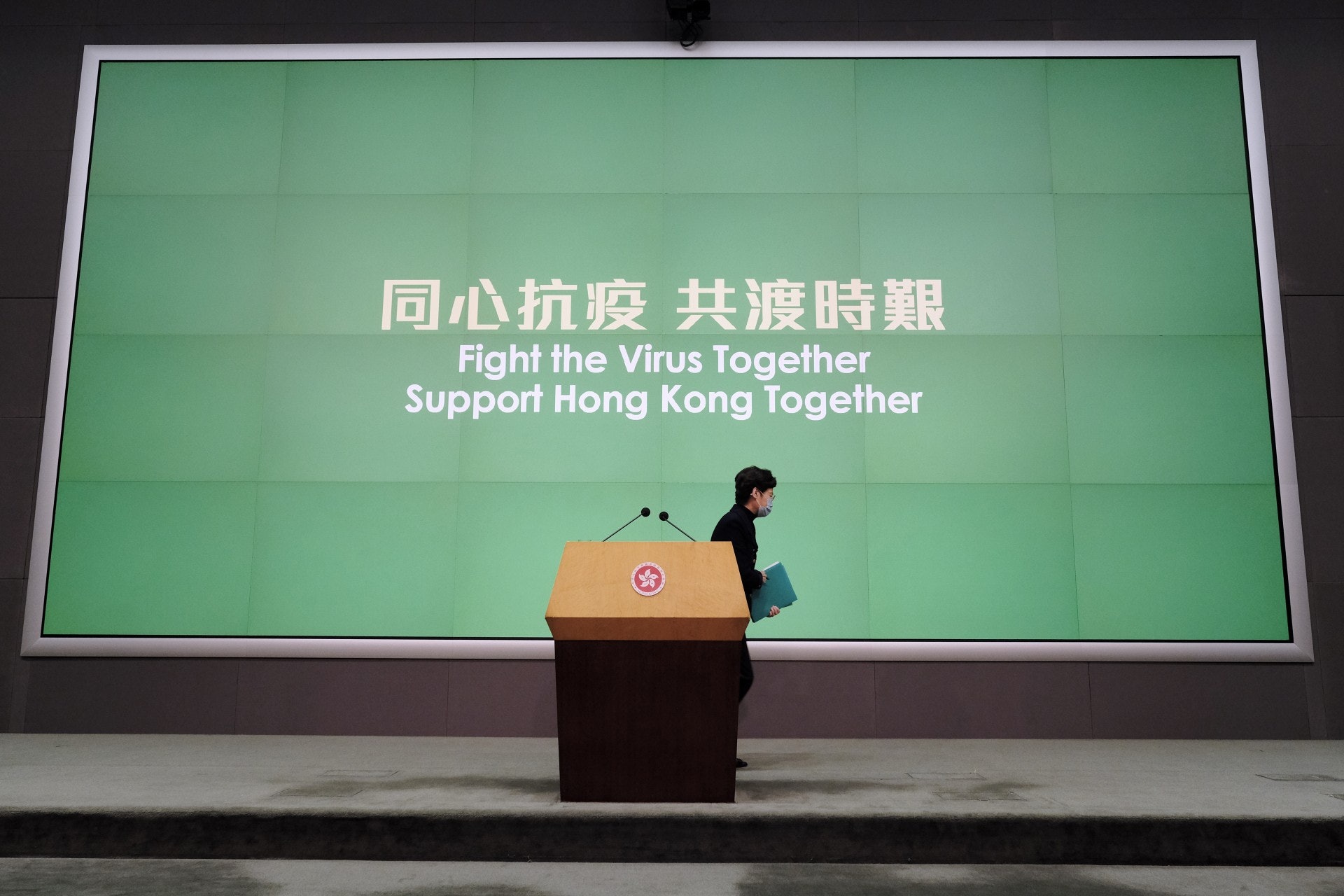 4月14日,林鄭月娥公布防疫抗疫基金更多細節,包括保就業津貼的僱員人數計算方法。(歐嘉樂攝) 4月14日,林鄭月娥公布防疫抗疫基金更多細節,包括保就業津貼的僱員人數計算方法。(歐嘉樂攝)