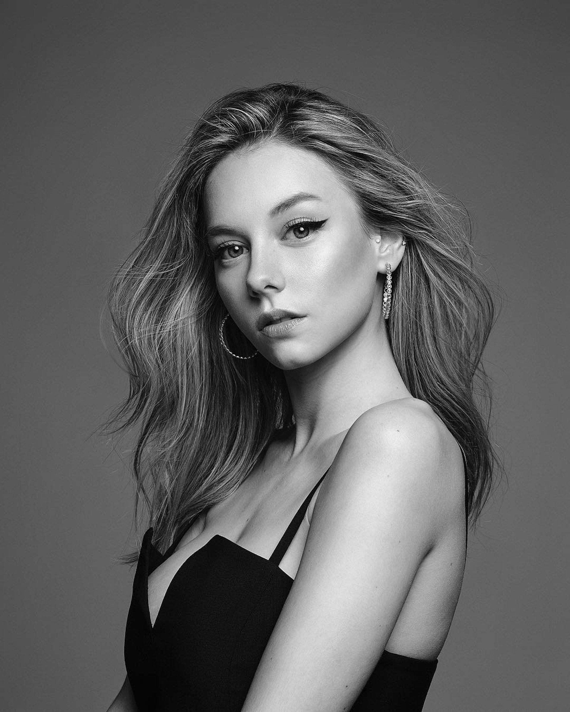 現年20歲的Ester是在西班牙馬德里出世的新晉女演員,五官精緻的她是典型的金髮美女。(IG@ester_exposito) 現年20歲的Ester是在西班牙馬德里出世的新晉女演員,五官精緻的她是典型的金髮美女。(IG@ester_exposito)