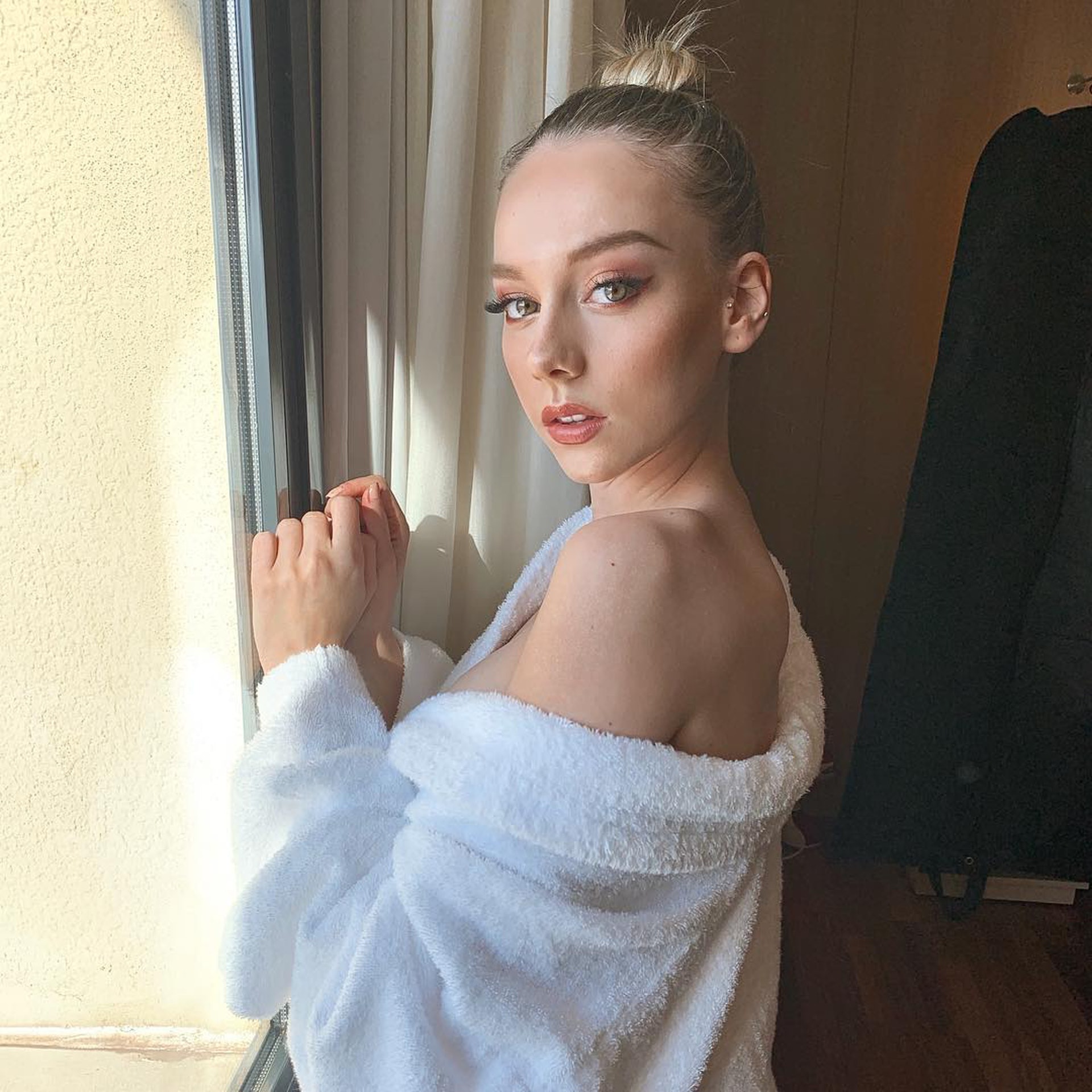 Ester清純性感兼備,在IG坐擁超過1862萬粉絲。(IG@ester_exposito) Ester清純性感兼備,在IG坐擁超過1862萬粉絲。(IG@ester_exposito)