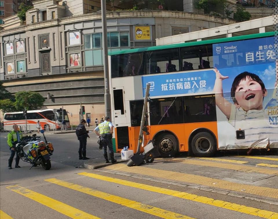 將軍澳巴士失控剷行人路　撞毀交通燈車長受傷