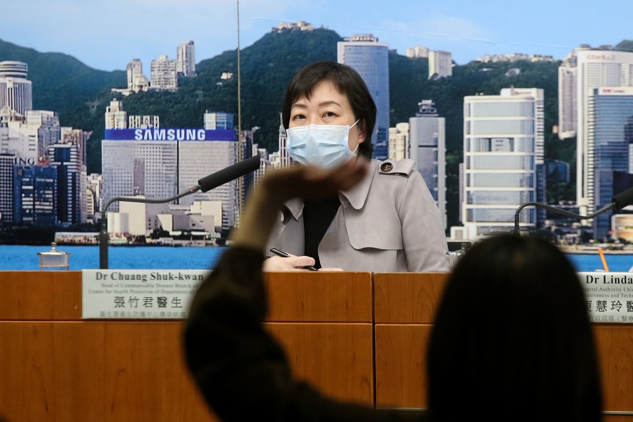 4月15日,衞生防護中心傳染病處主任張竹君醫生公布新增4宗確診個案,包括一人由摩洛哥坐包機,抵廣州後檢驗呈陰性,其後返港因大便出血入院,確診染新型肺炎。(張浩維攝) 4月15日,衞生防護中心傳染病處主任張竹君醫生公布新增4宗確診個案,包括一人由摩洛哥坐包機,抵廣州後檢驗呈陰性,其後返港因大便出血入院,確診染新型肺炎。(張浩維攝)