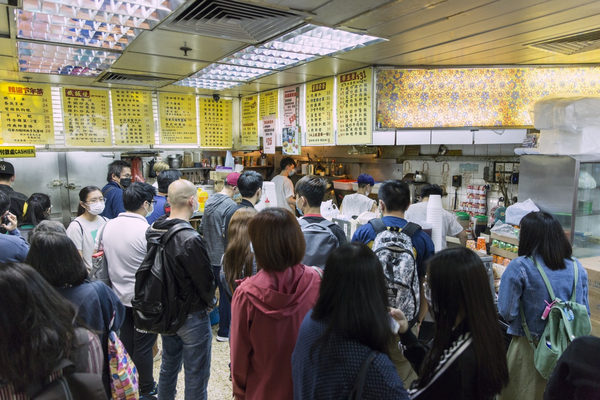 自從天馬快餐傳出結業消息，店內每日都人頭湧湧。（黃寶瑩攝）