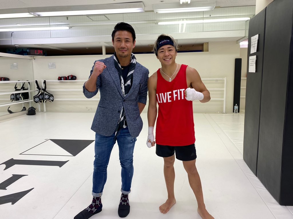 魔裟斗(左)風采依然，連日本拳壇新貴武尊(右)合照時也難掩興奮。圖片來源：https://bit.ly/3cnPTyF
