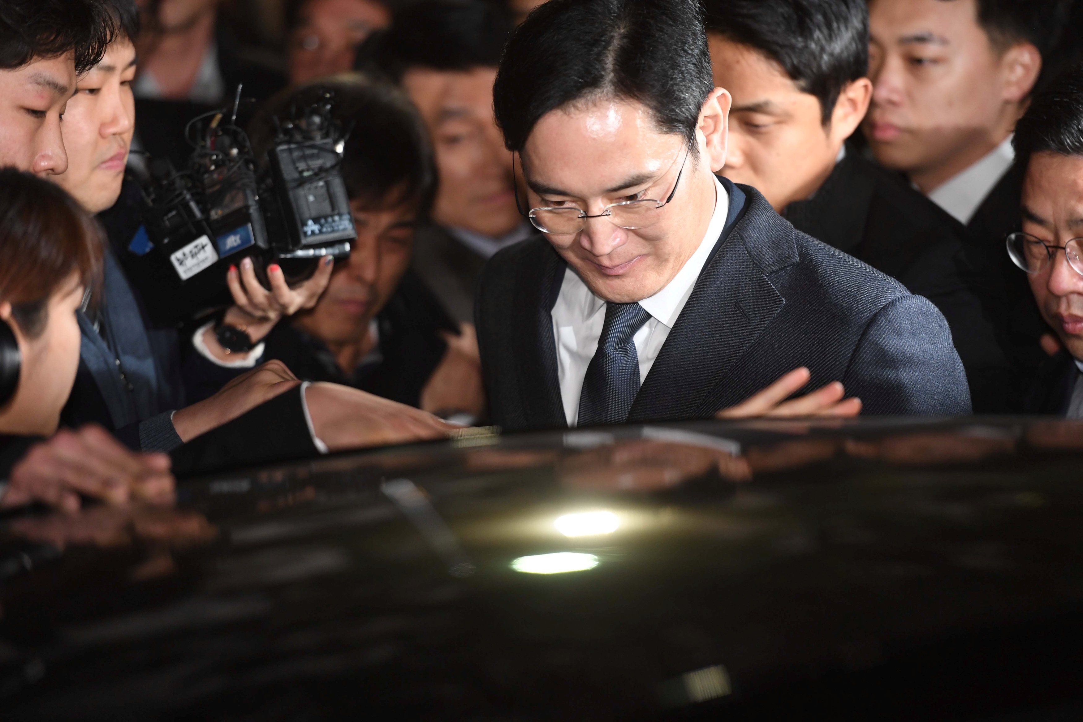 韓國法院批出對李在鎔的拘捕令；法院表示，新的指控和證據足以構成逮捕理由，並有逮捕必要。（路透社）