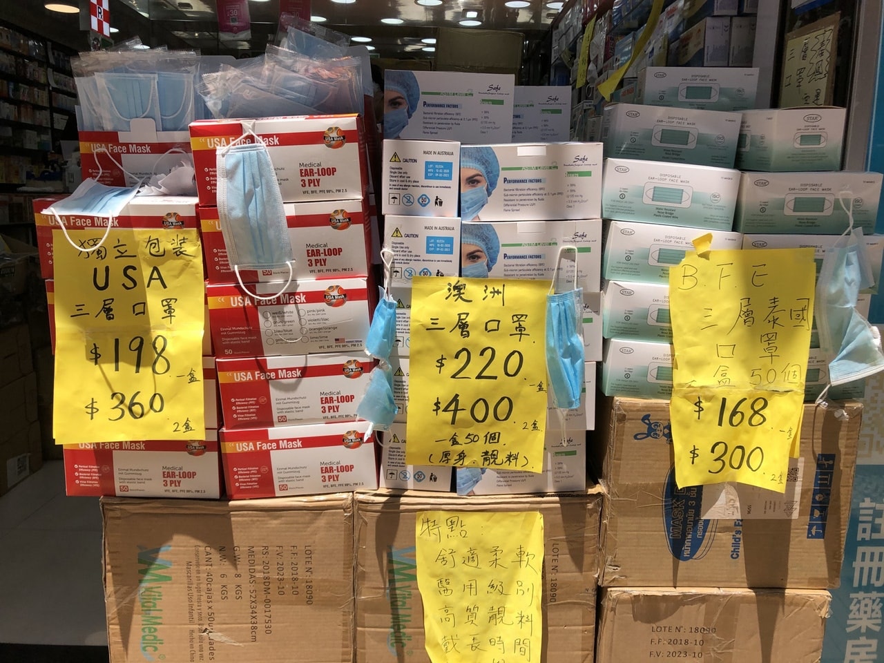 《香港01》抽查市面共40款外科口罩，發現不少沒有標明生產商及代理商資料，又或使用外國國旗圖像，銷售實為內地製的口罩。（鄭嘉如攝）