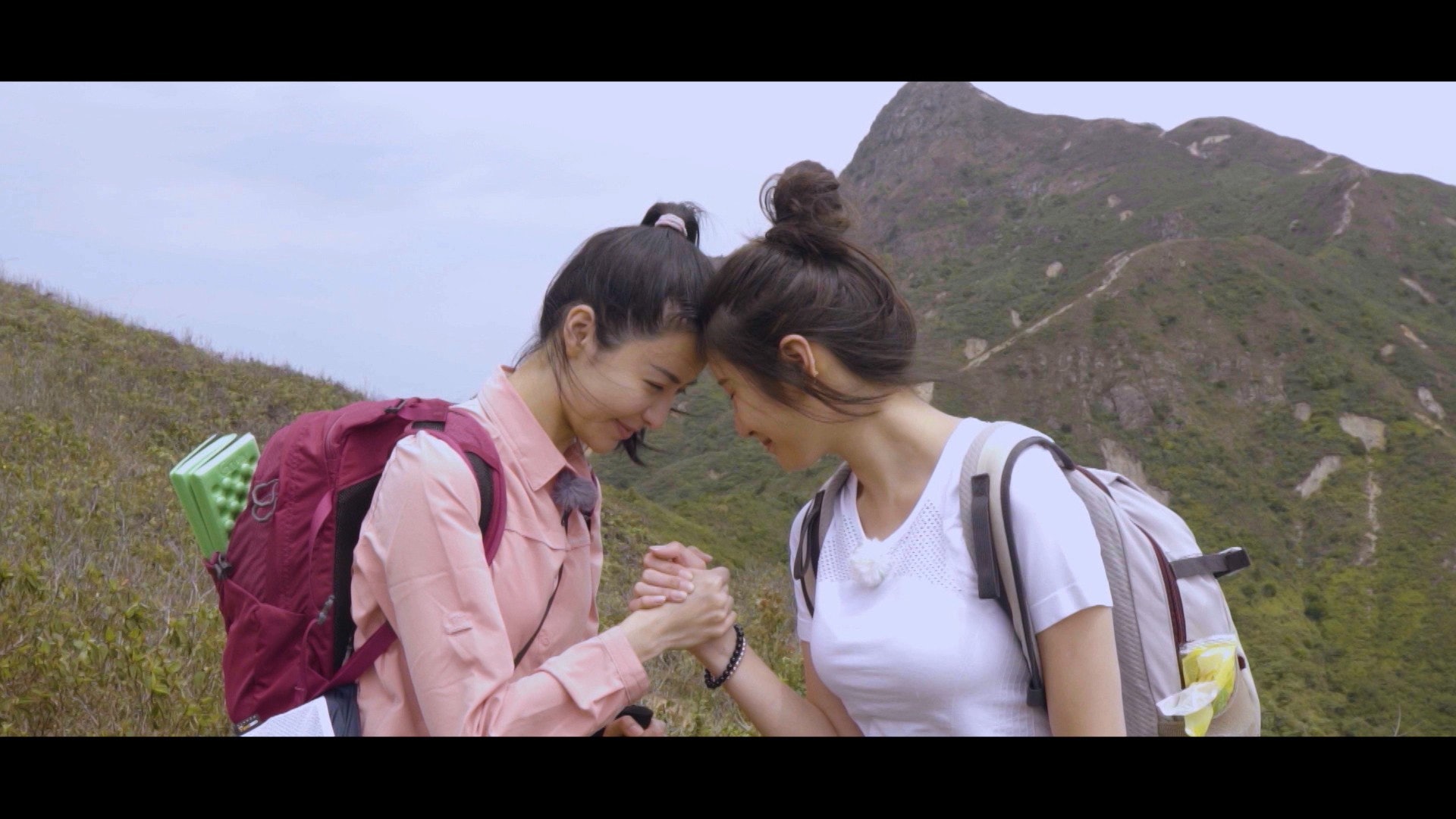 沈殷怡和陳欣妍真是豁出去了,竟然挑戰行山黑點。(《美女郊遊遊》 / ViuTV截圖) 沈殷怡和陳欣妍真是豁出去了,竟然挑戰行山黑點。(《美女郊遊遊》 / ViuTV截圖)