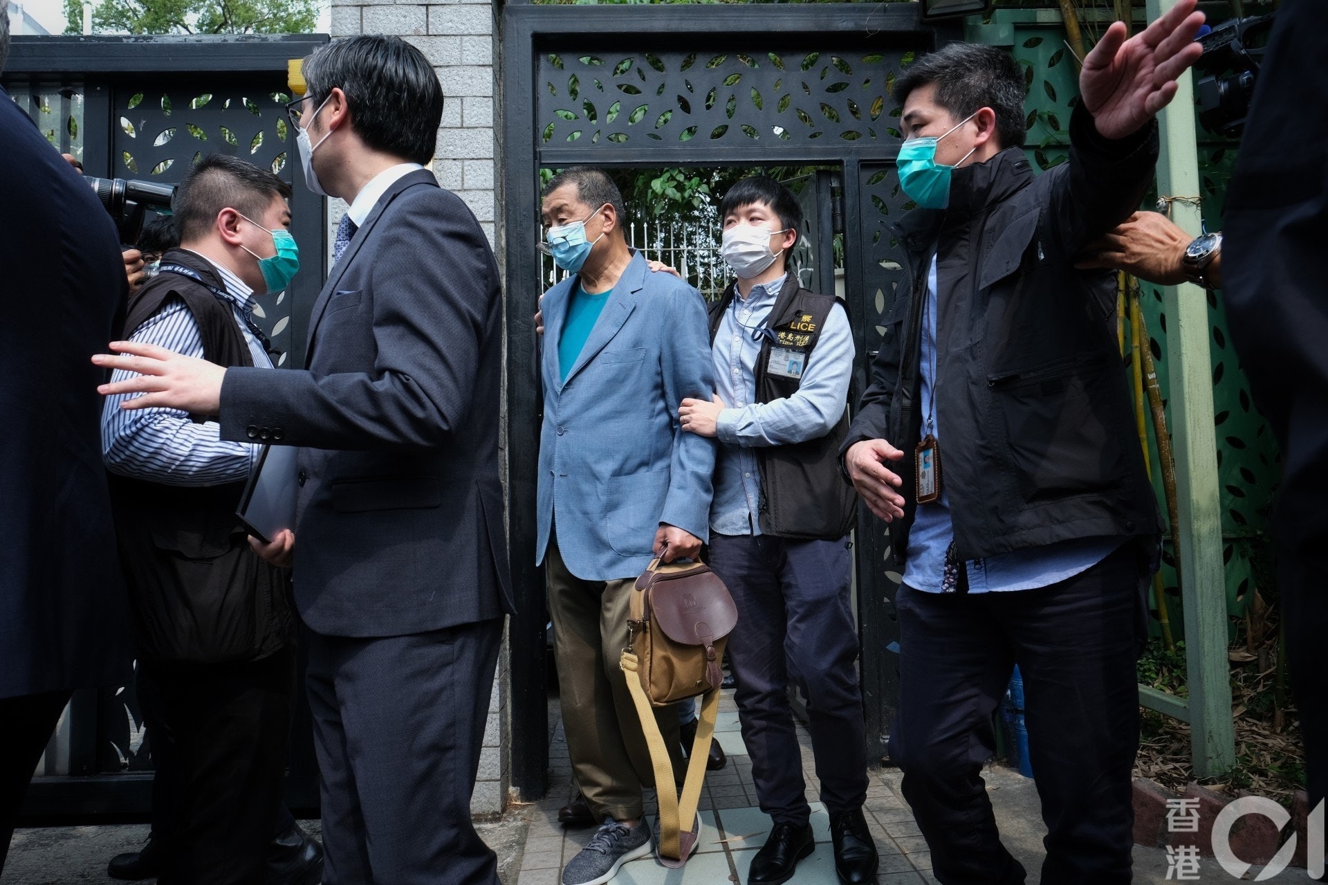 昨日(19日)15名民主派被警方拘捕,涉及去年組織或參與非法集會,事件引起各界關注。圖為壹傳媒創辦人黎智英被捕。(資料圖片) 昨日(19日)15名民主派被警方拘捕,涉及去年組織或參與非法集會,事件引起各界關注。圖為壹傳媒創辦人黎智英被捕。(資料圖片)