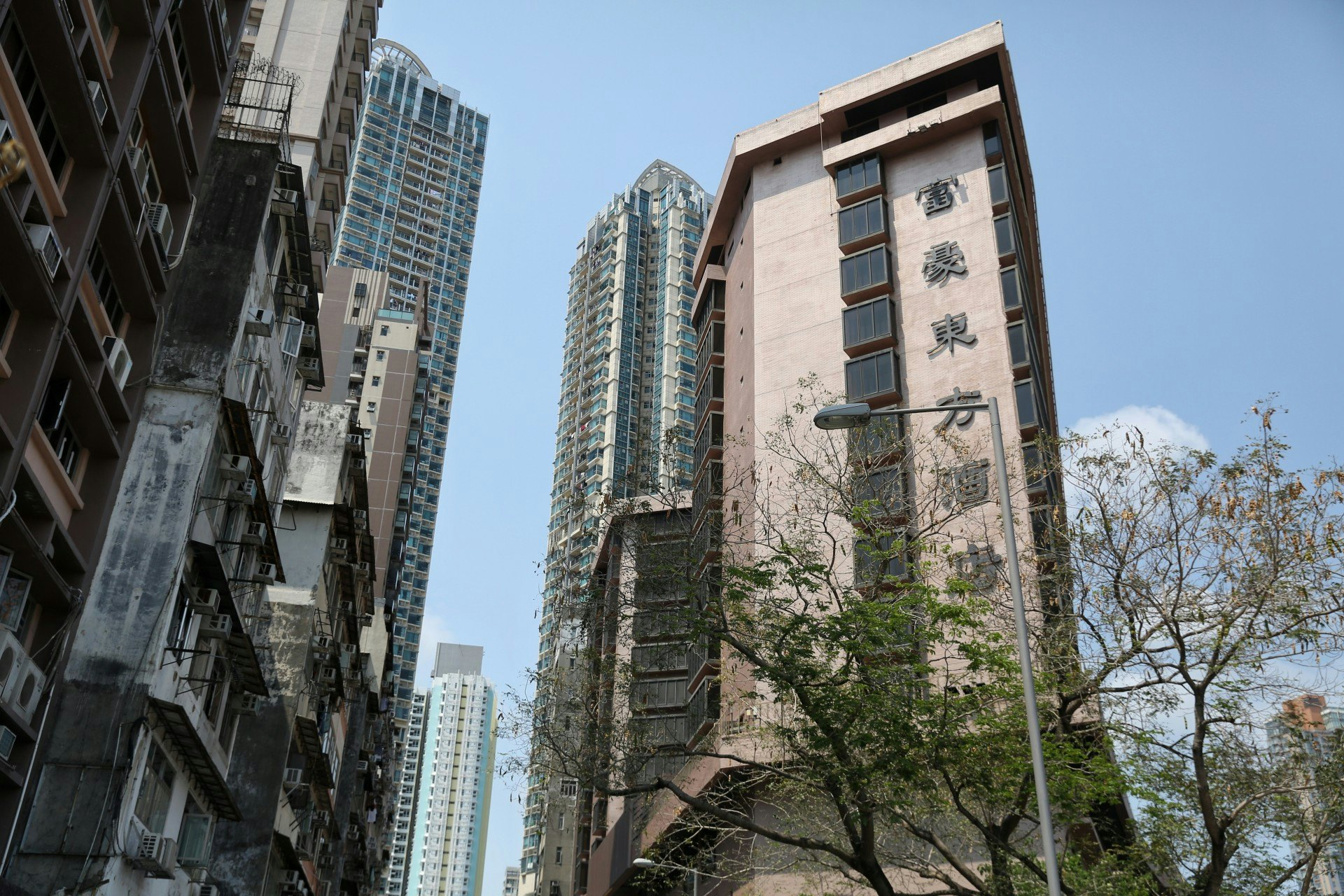 富豪東方酒店被政府徵用作檢測中心,有住客今日上午急撤走。(張浩維攝) 富豪東方酒店被政府徵用作檢測中心,有住客今日上午急撤走。(張浩維攝)