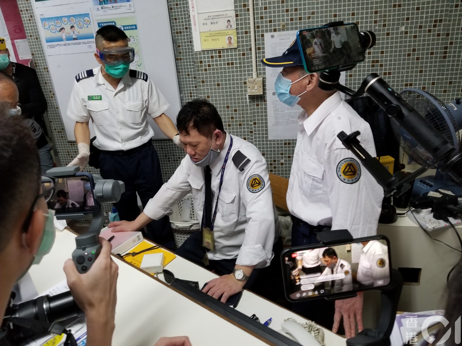 O記搜廣源邨單位檢槍枝零件拘一男街坊與保安爆爭執 香港01 突發