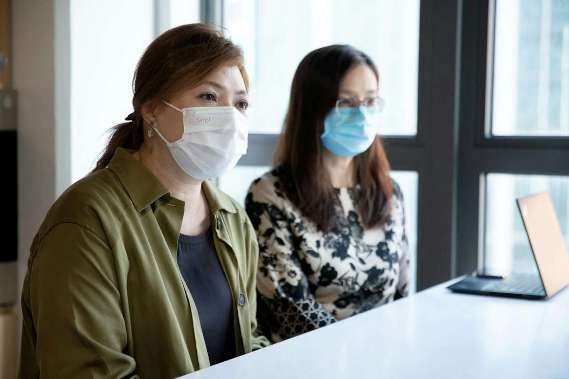 日本命力執行董事連舜香(左)表示,自疫情以來,受限聚令、旅客減少等因素影響,公司整體生意額較去年同期下跌約四成。(黃舒慧攝) 日本命力執行董事連舜香(左)表示,自疫情以來,受限聚令、旅客減少等因素影響,公司整體生意額較去年同期下跌約四成。(黃舒慧攝)