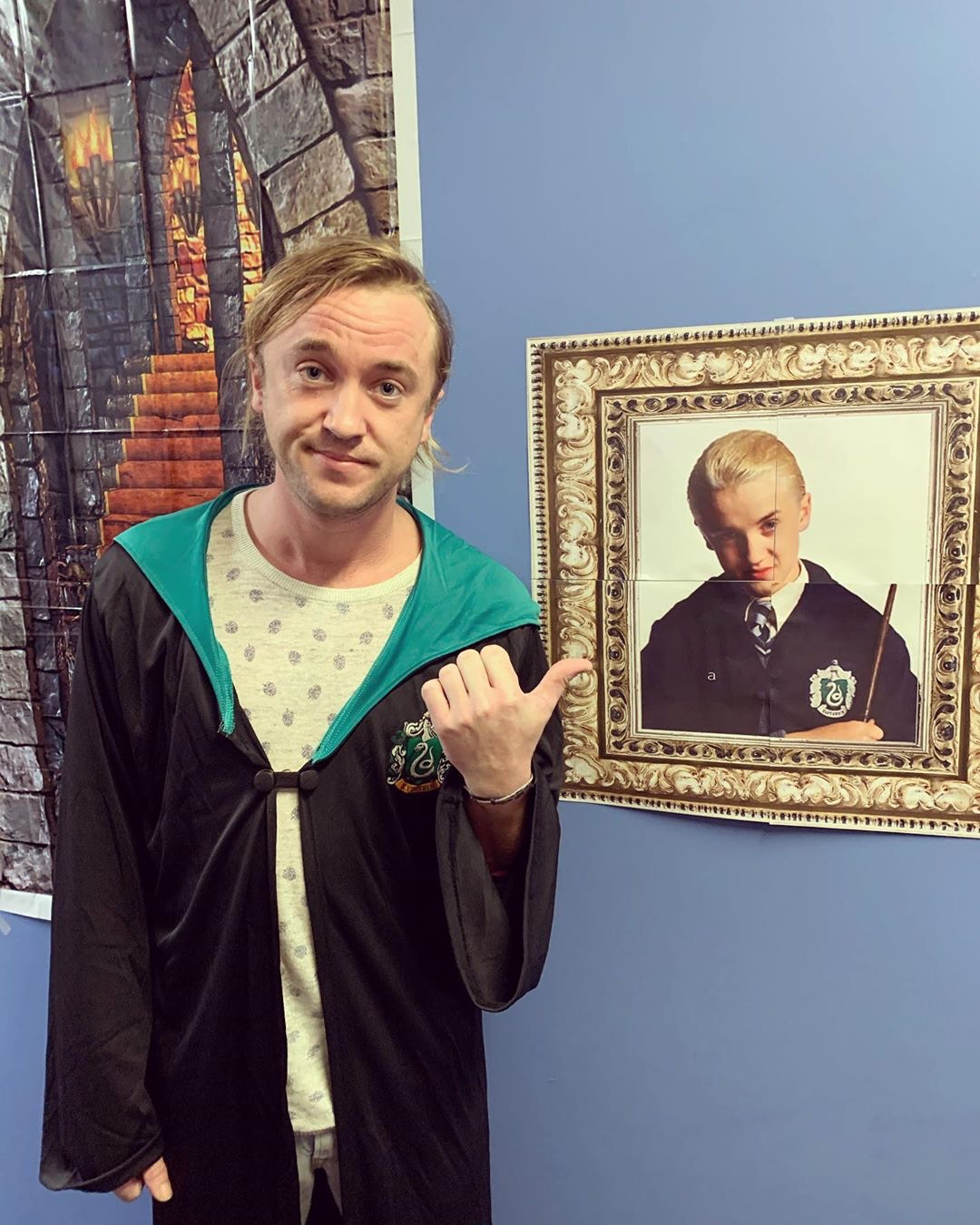 飾演跩哥馬份（Draco Malfoy）的湯姆費頓（Tom Felton）為維持形象，需每十日漂染頭髮一次，令頭皮開始受損，更出現敏感以及脫髮的問題。（Tom Felton Instagram 圖片）