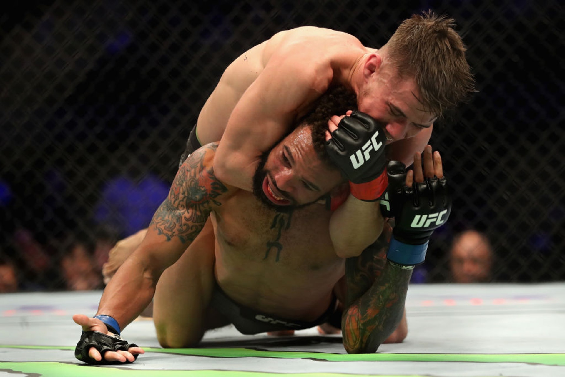 在UFC 232中,Nathaniel Wood 以RNC 降服了Andre Ewell。(圖片來自︰Getty Images) 在UFC 232中,Nathaniel Wood 以RNC 降服了Andre Ewell。(圖片來自︰Getty Images)