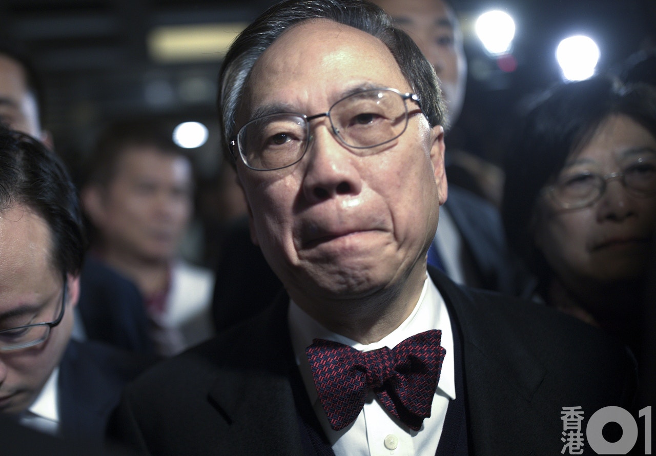 曾蔭權離開法院時，不發一言，未有回答問題。（余俊亮攝）  
