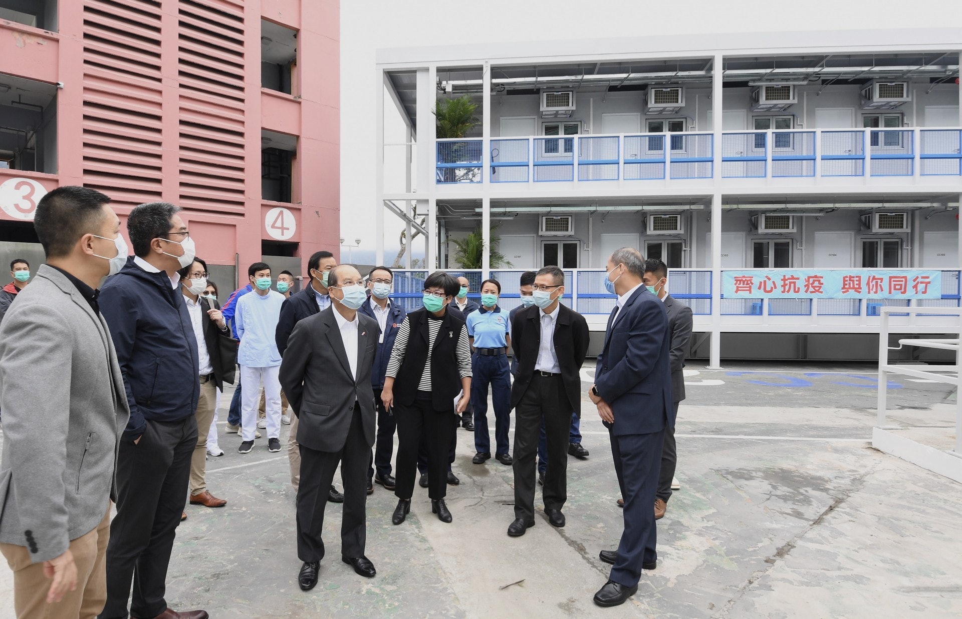 政務司司長張建宗今日(4月23日)到訪元朗八鄉少年警訊永久活動中心,視察即將投入使用的新增臨時檢疫單位。(政府新聞處) 政務司司長張建宗今日(4月23日)到訪元朗八鄉少年警訊永久活動中心,視察即將投入使用的新增臨時檢疫單位。(政府新聞處)