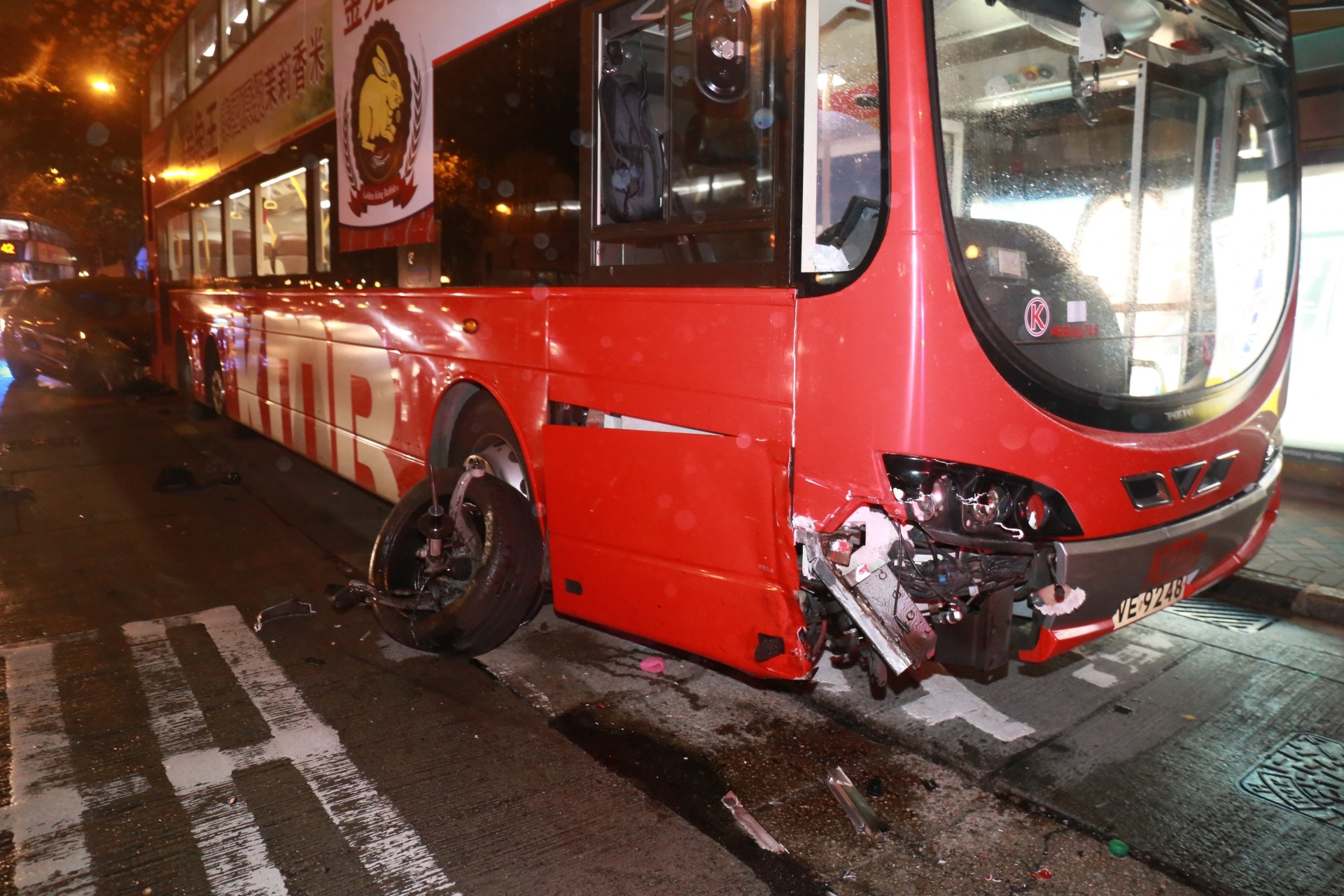 太子道西2私家車相撞毀屋苑大閘　九巴捱撞