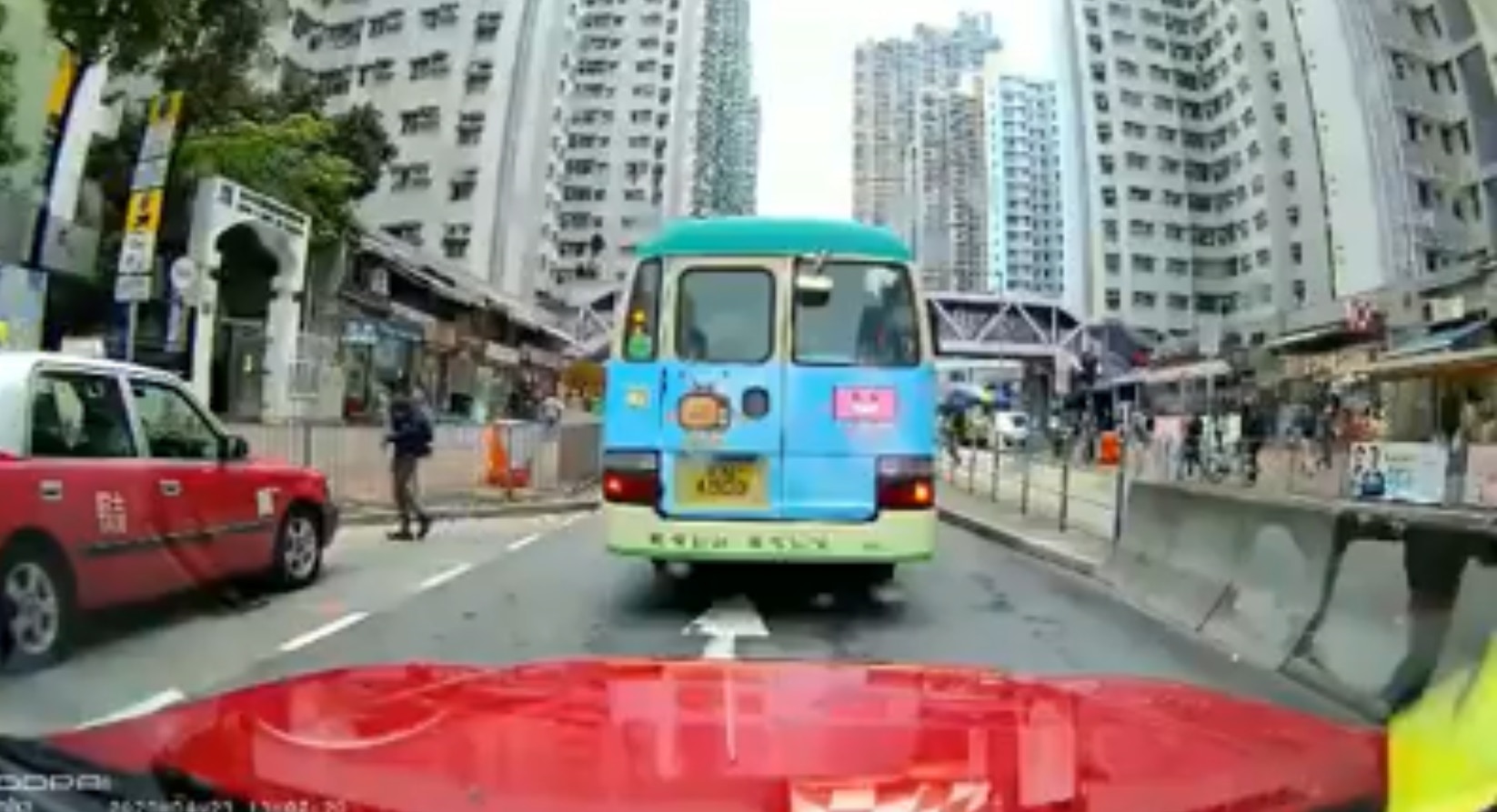 車cam片段見到，有一名男乘客落車。（馬路的事討論區 Eagle Sky片段截圖）