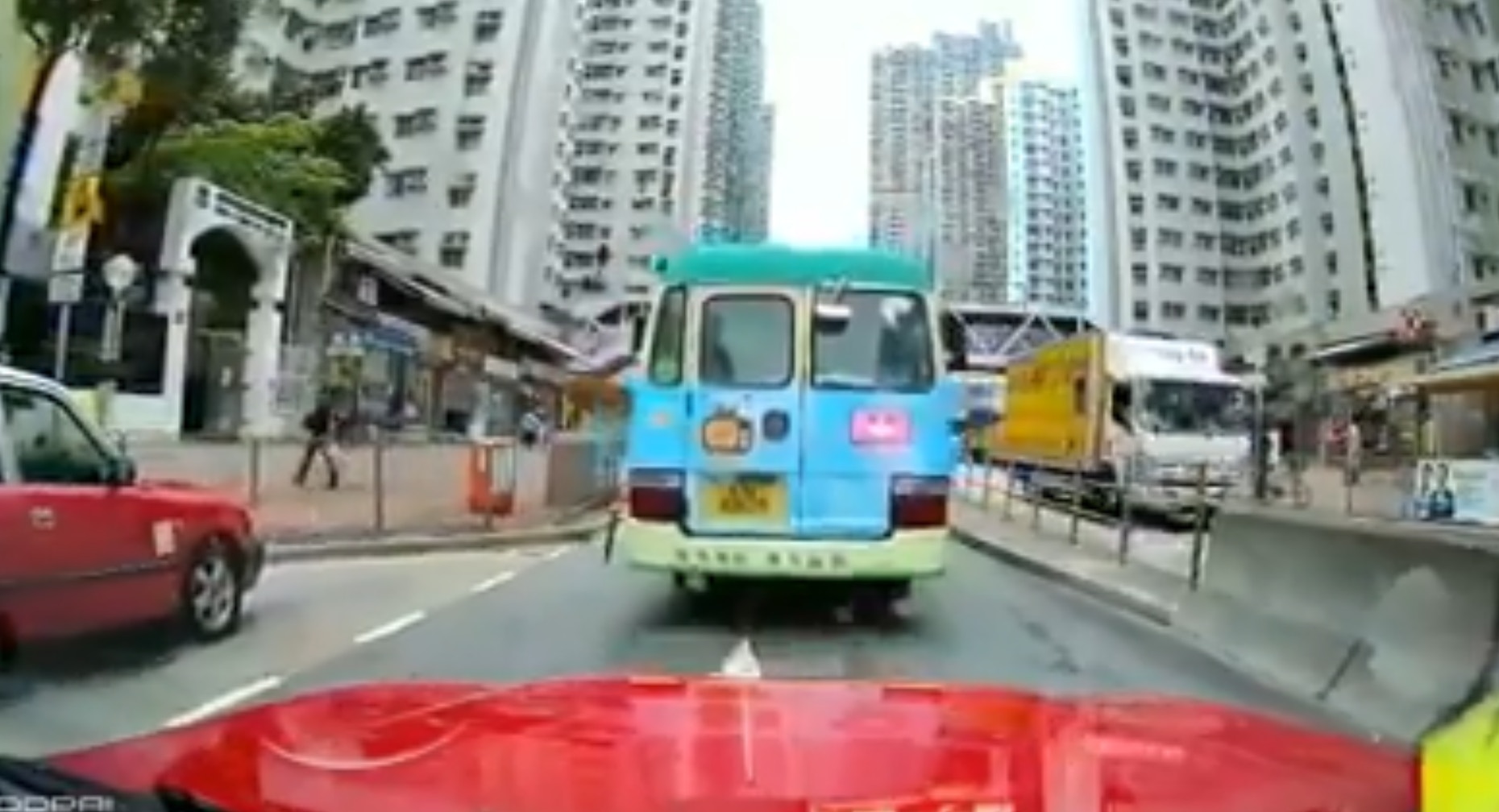 男乘客落車相隔約3秒小巴便向前行駛，此時一把雨傘出現於車門。（馬路的事討論區 Eagle Sky片段截圖）