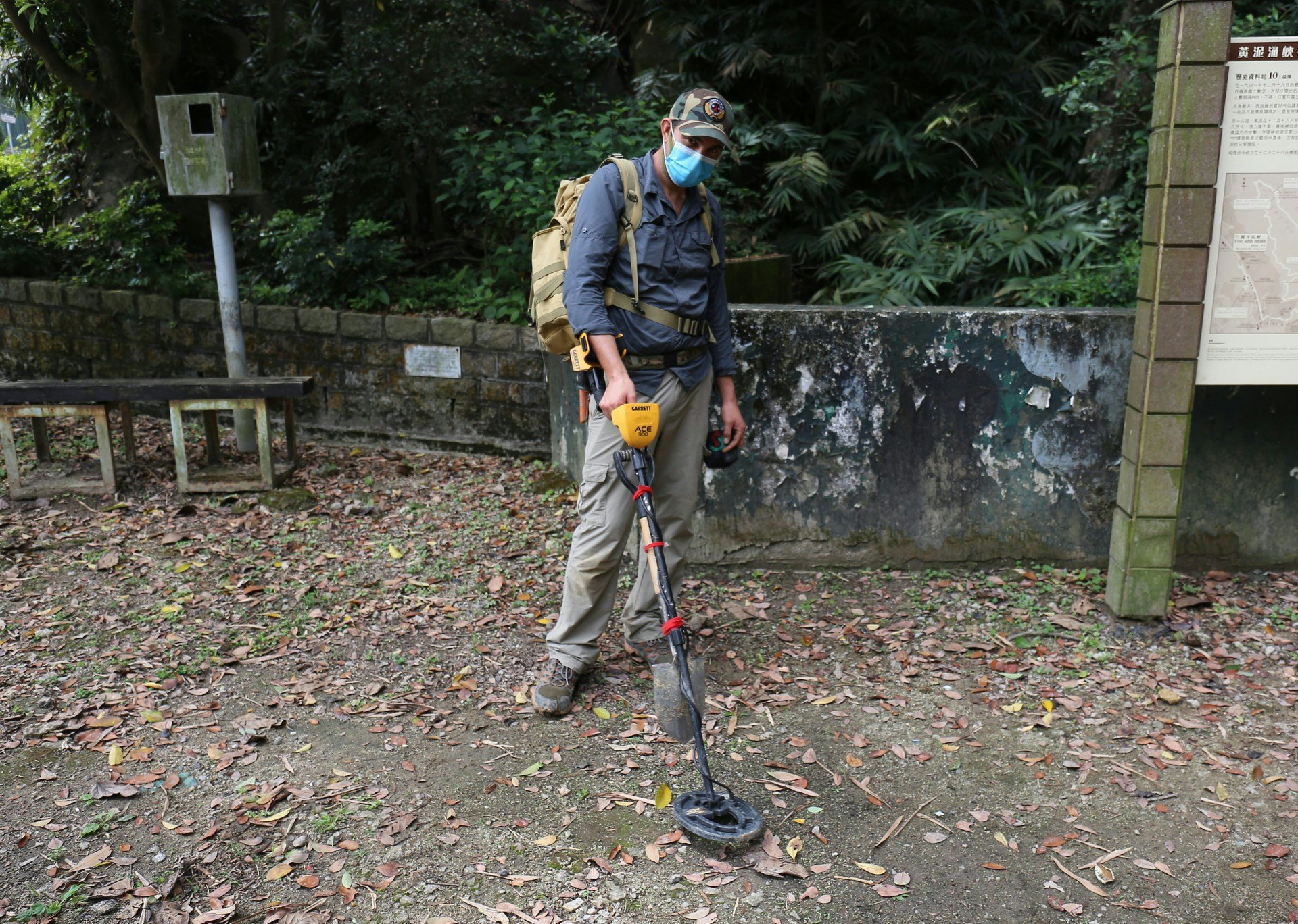 發現彈殼、來自美國的外籍軍火迷Timothy指,今早他帶備金屬探測器行山,並於地下5米深位置發現戰時子彈。(郭倩雯攝) 發現彈殼、來自美國的外籍軍火迷Timothy指,今早他帶備金屬探測器行山,並於地下5米深位置發現戰時子彈。(郭倩雯攝)