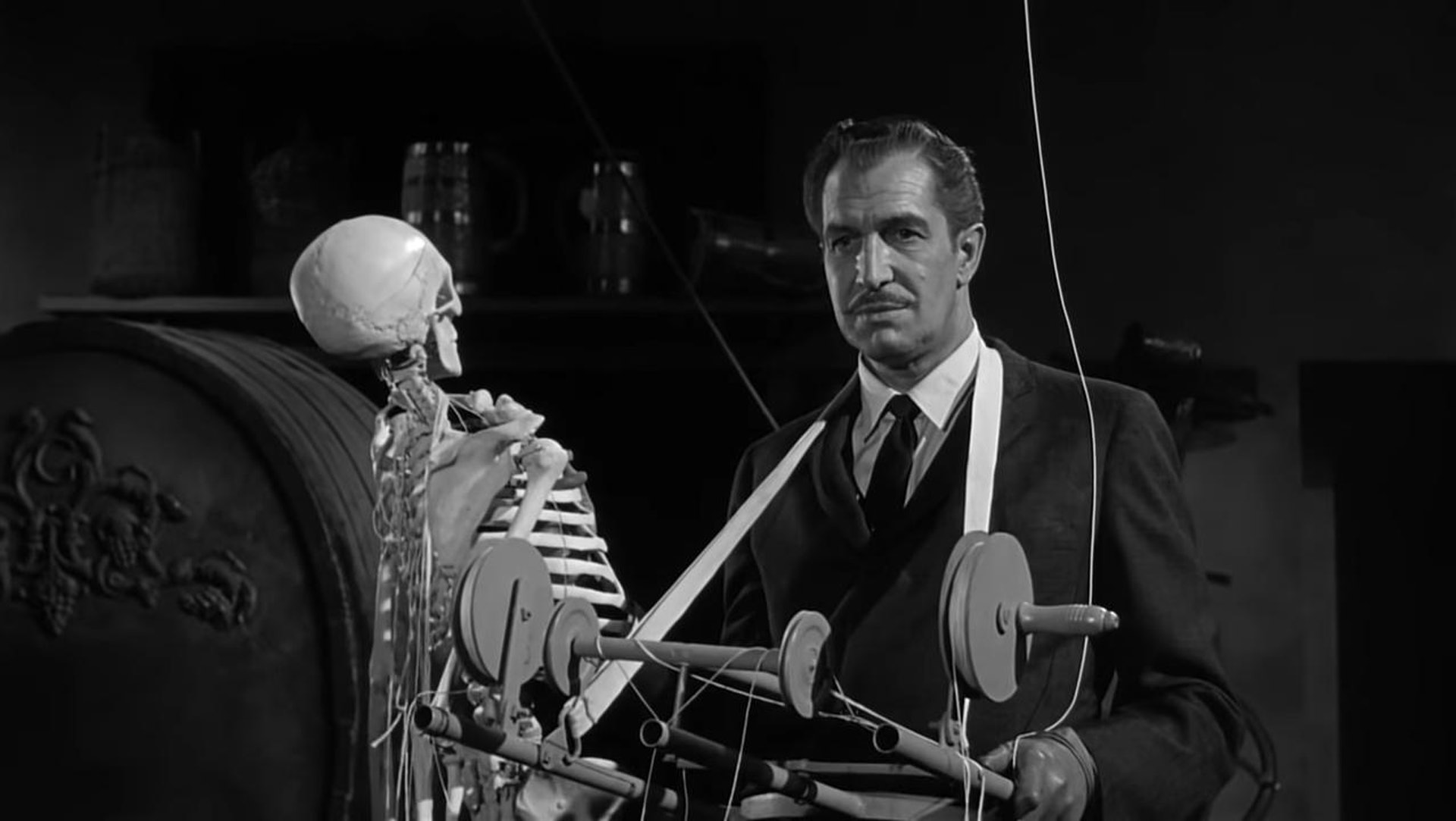 由Vincent Price主演的《House on Haunted Hill》,電影原來當年都使用了真實人骨。(《House on Haunted Hill》劇照) 由Vincent Price主演的《House on Haunted Hill》,電影原來當年都使用了真實人骨。(《House on Haunted Hill》劇照)