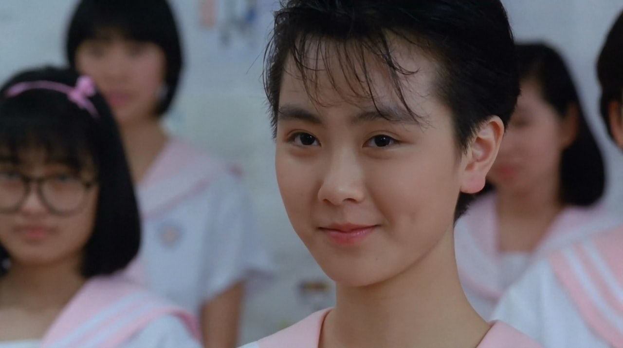 袁潔瑩當年獲黃百鳴發掘入行,叛逆女學生形象深入民心。(電影截圖) 袁潔瑩當年獲黃百鳴發掘入行,叛逆女學生形象深入民心。(電影截圖)