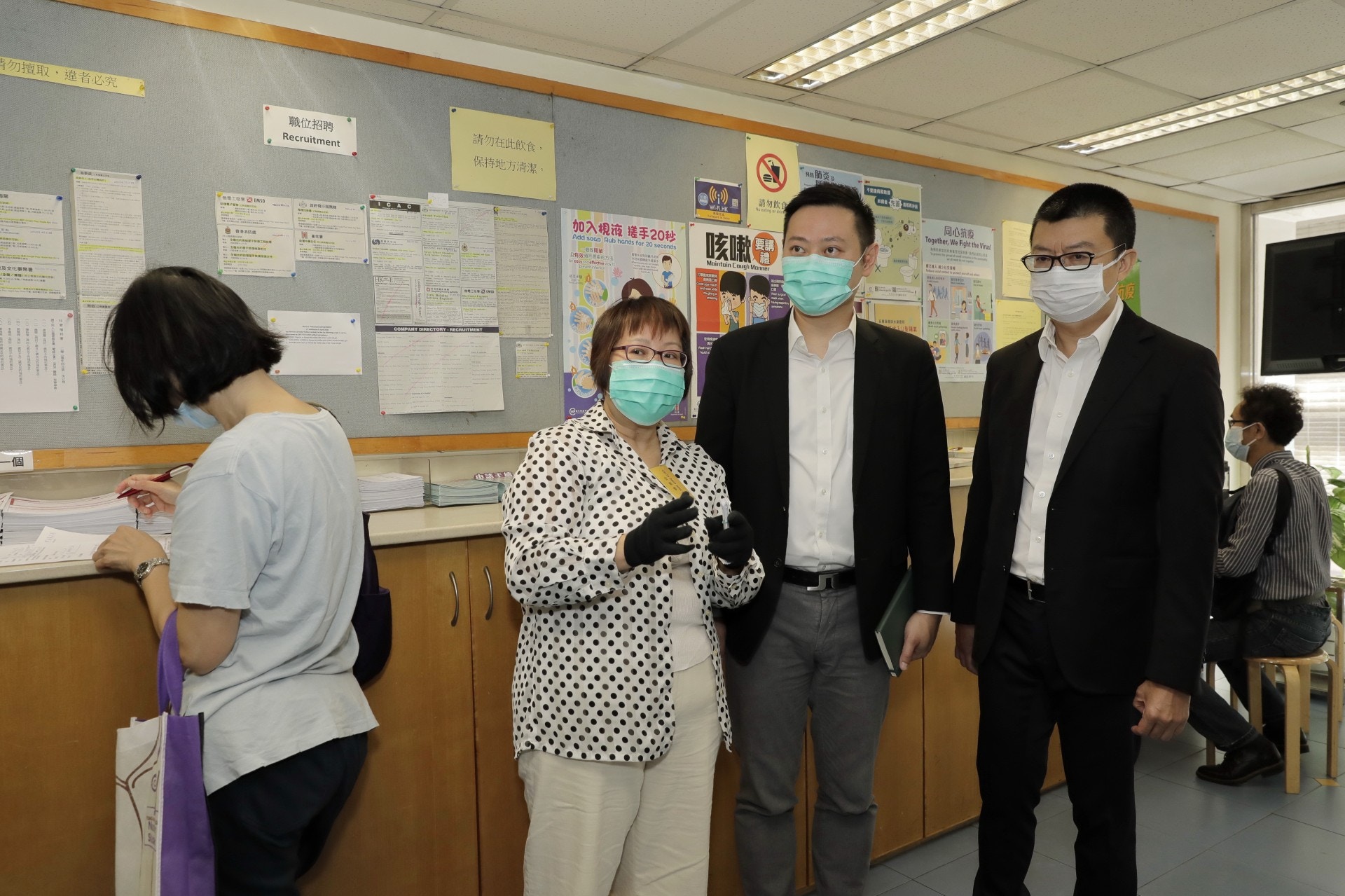 【新冠肺炎】新上任徐英偉訪灣仔民政諮詢中心　視察防疫措施