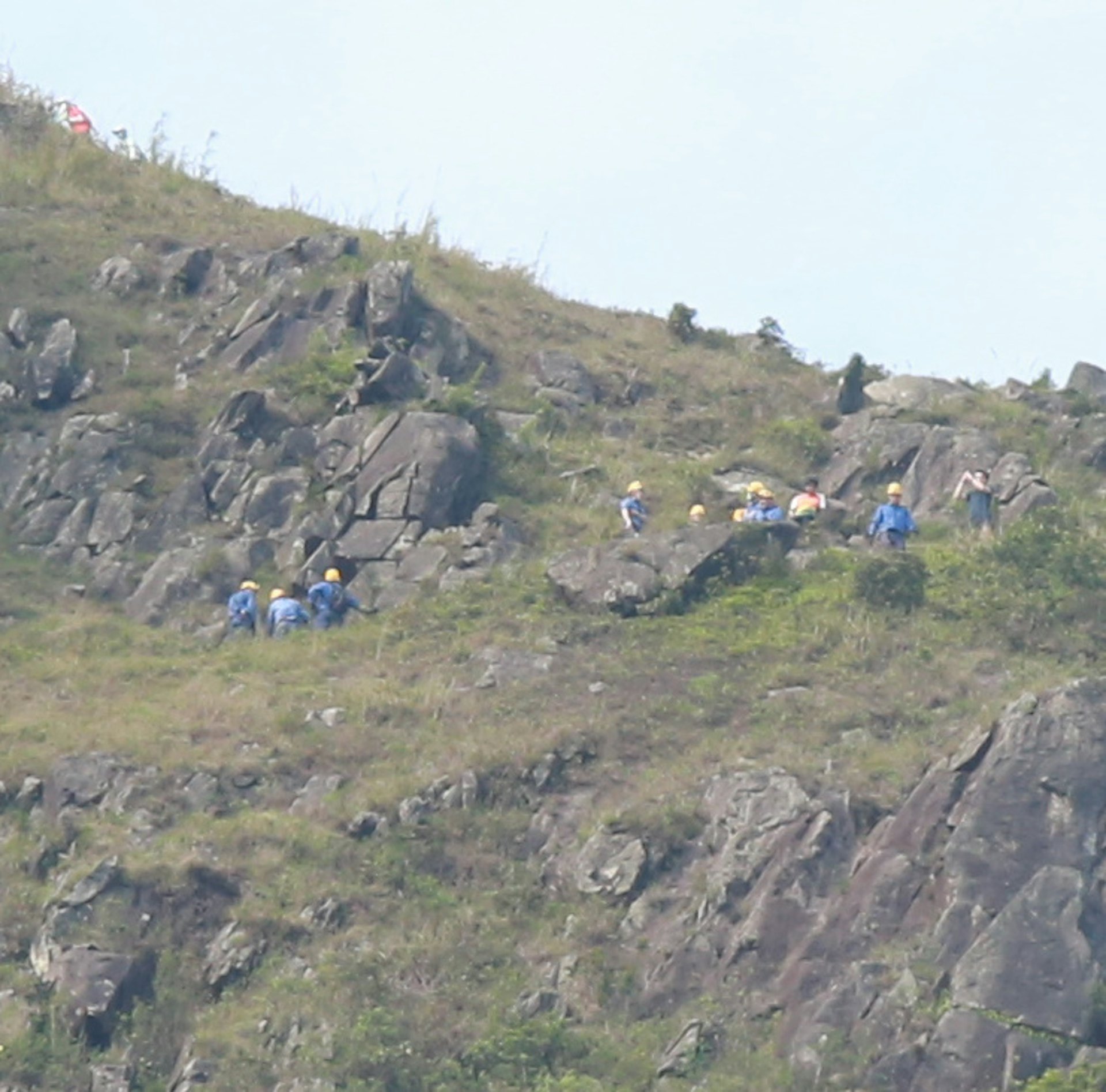 消防員在山嶺協助搜救。(林振華攝) 消防員在山嶺協助搜救。(林振華攝)