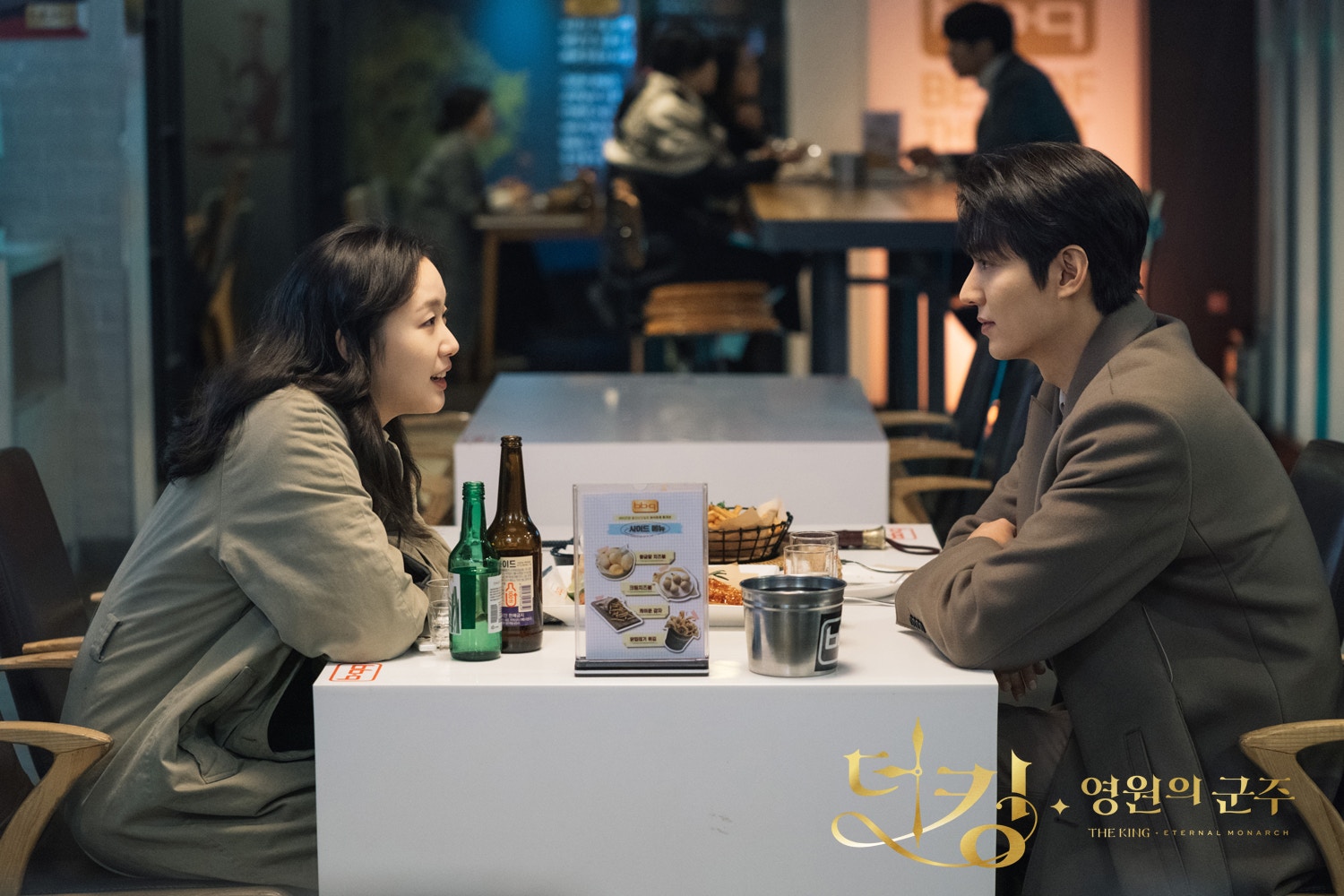 （《The King：永远的君主》剧照）