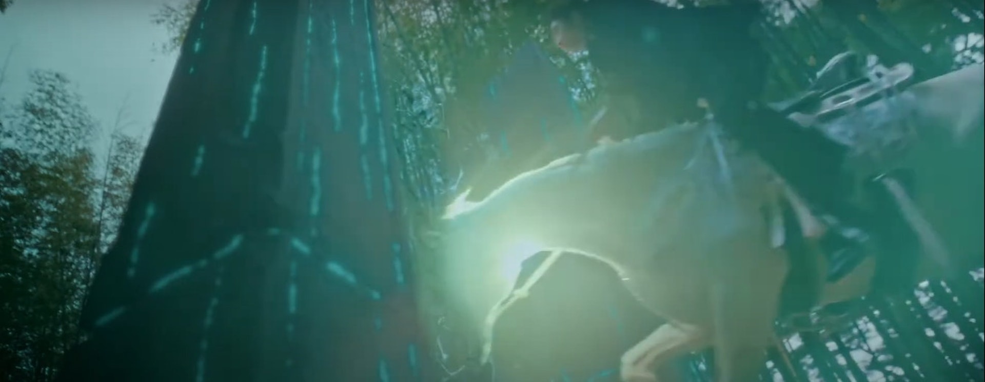 同樣是鬼扯的奇幻情節,這次的創作卻吸引不到觀眾。(《The King:永遠的君主》劇照) 同樣是鬼扯的奇幻情節,這次的創作卻吸引不到觀眾。(《The King:永遠的君主》劇照)