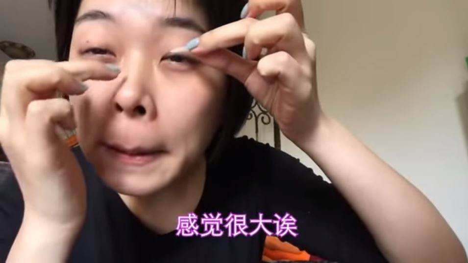 【網紅扮小豬】自稱住在北京、畢業於中國美術學院的女博主「設計系奶子」，留著一頭短髮、長相清秀，在長達8分12秒的仿妝影片中，她一開頭就表明要模仿的對象是羅志祥，為了還原黑眼圈，還故意撐到早上7時才睡覺，看起來才有一種「沒睡好」的疲憊感。（Youtube@今晚脱口秀）