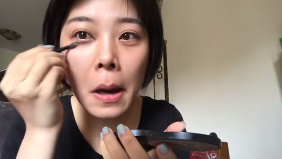 【網紅扮小豬】「設計系奶子」透過雙眼皮貼、修容、超誇張臥蠶等技巧，讓五官更貼近羅志祥。（Youtube@今晚脱口秀）