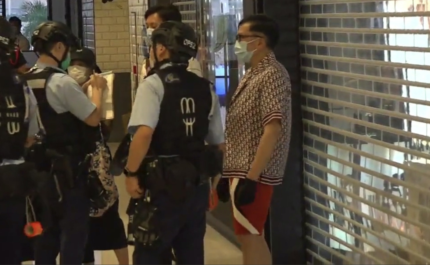 富商「劉公子」ifc購物被指違限聚令遭票控 指警濫權拒交罰款