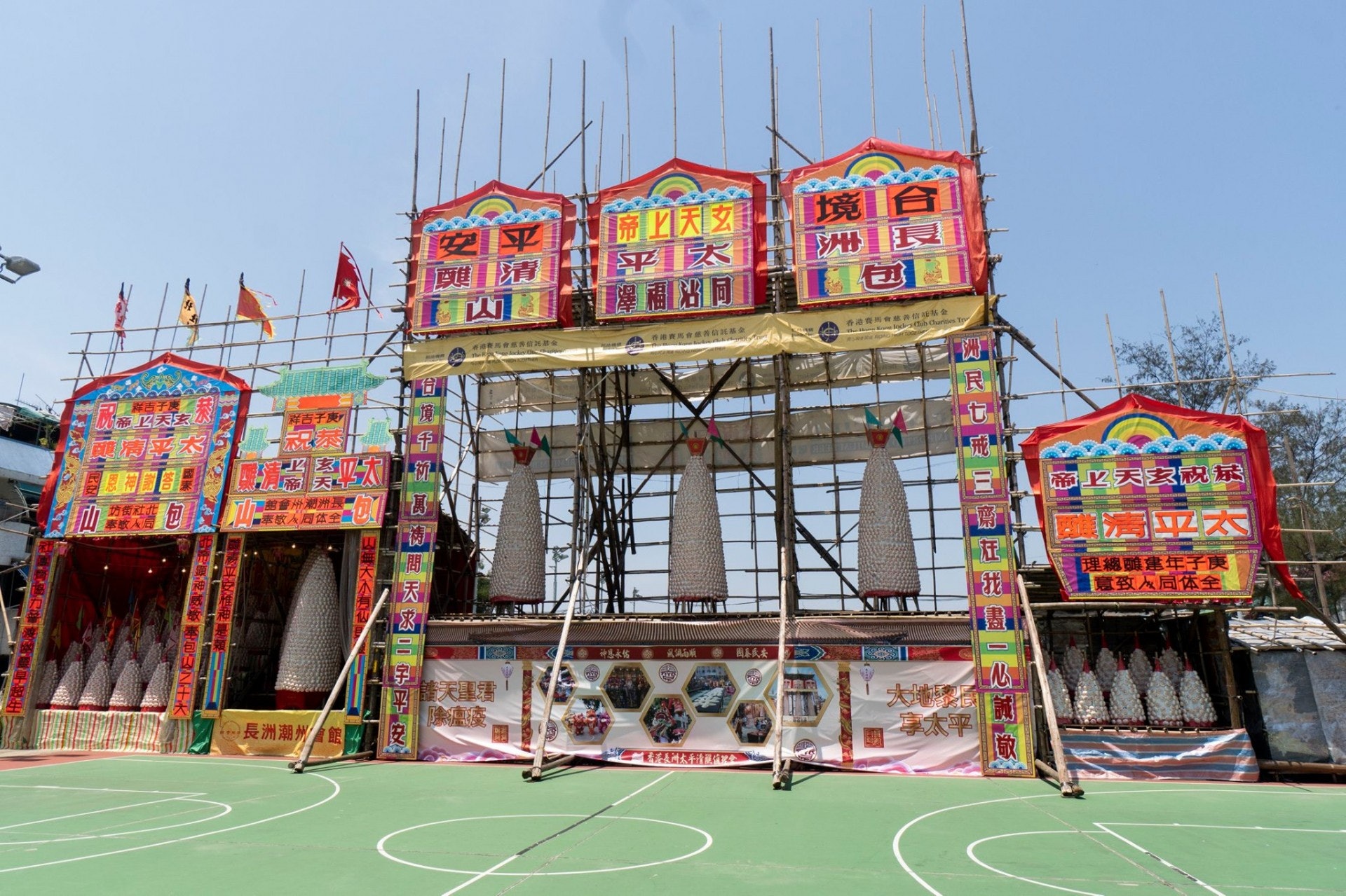 本港今年佛誕及勞動節將未能一如往年,在長洲上演搶包山、飄色、派平安包等富有傳統特色活動。(民政局facebook)