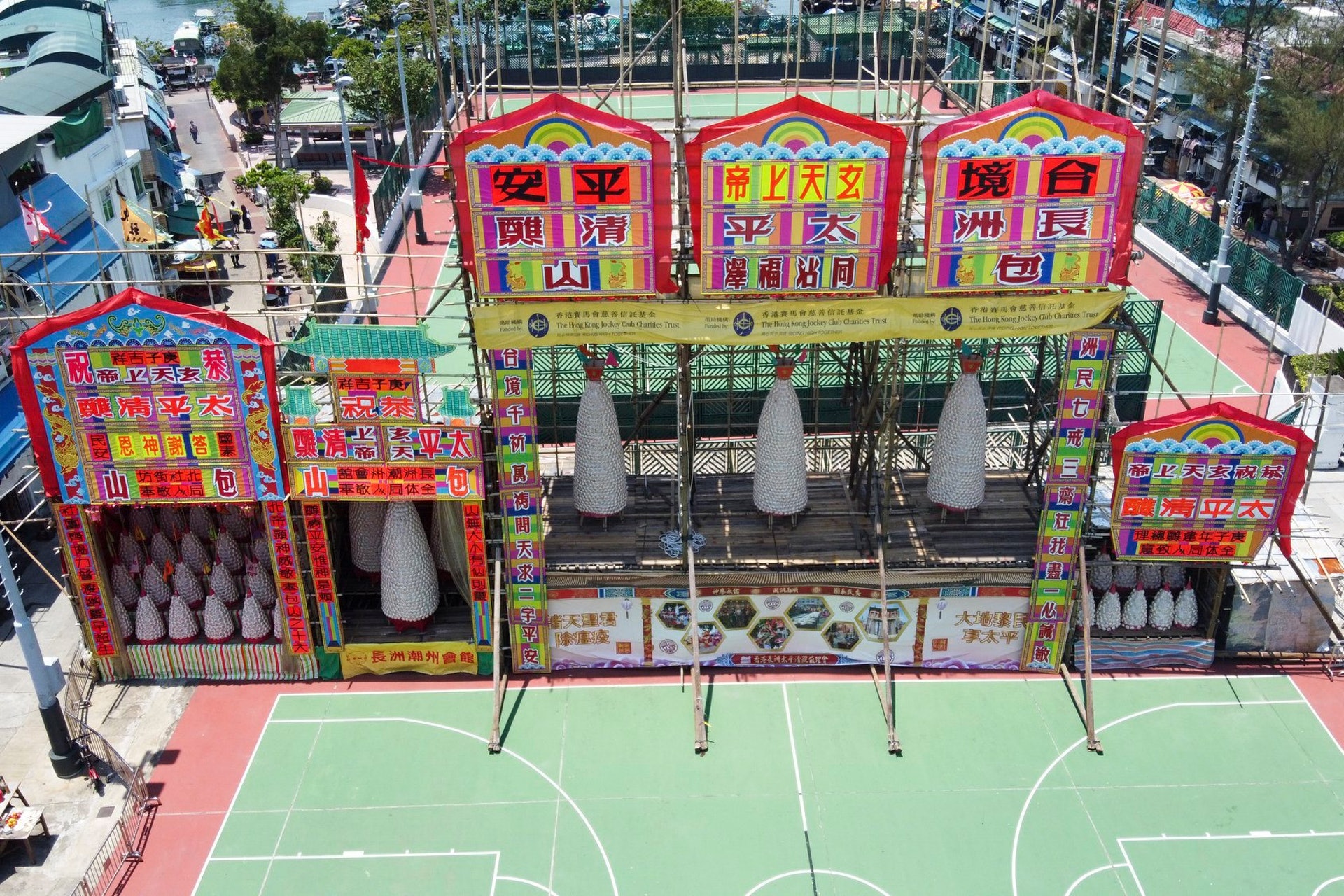 本港今年佛誕及勞動節將未能一如往年,在長洲上演搶包山、飄色、派平安包等富有傳統特色活動。(民政局facebook)