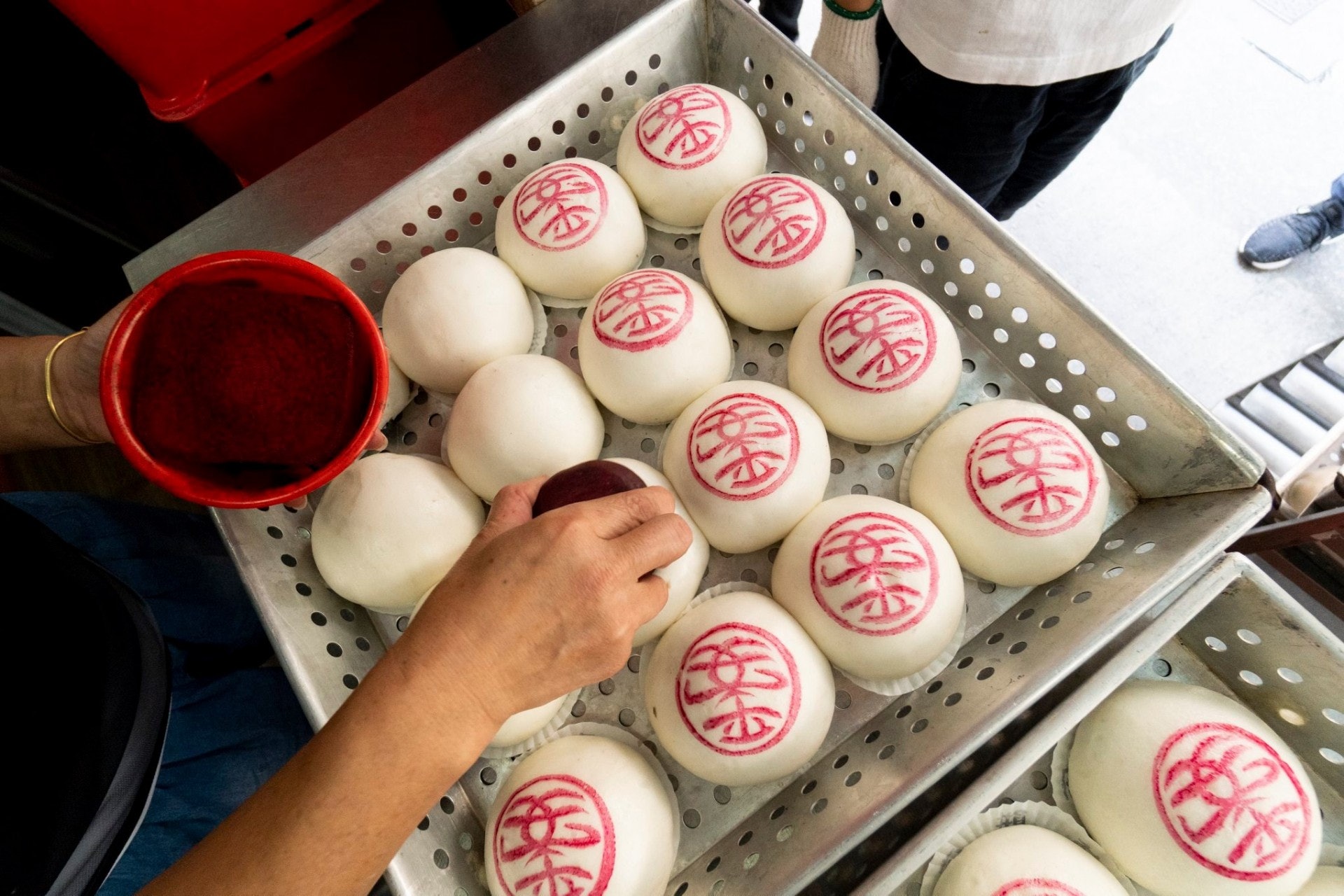 本港今年佛誕及勞動節將未能一如往年,在長洲上演搶包山、飄色、派平安包等富有傳統特色活動。(民政局facebook)