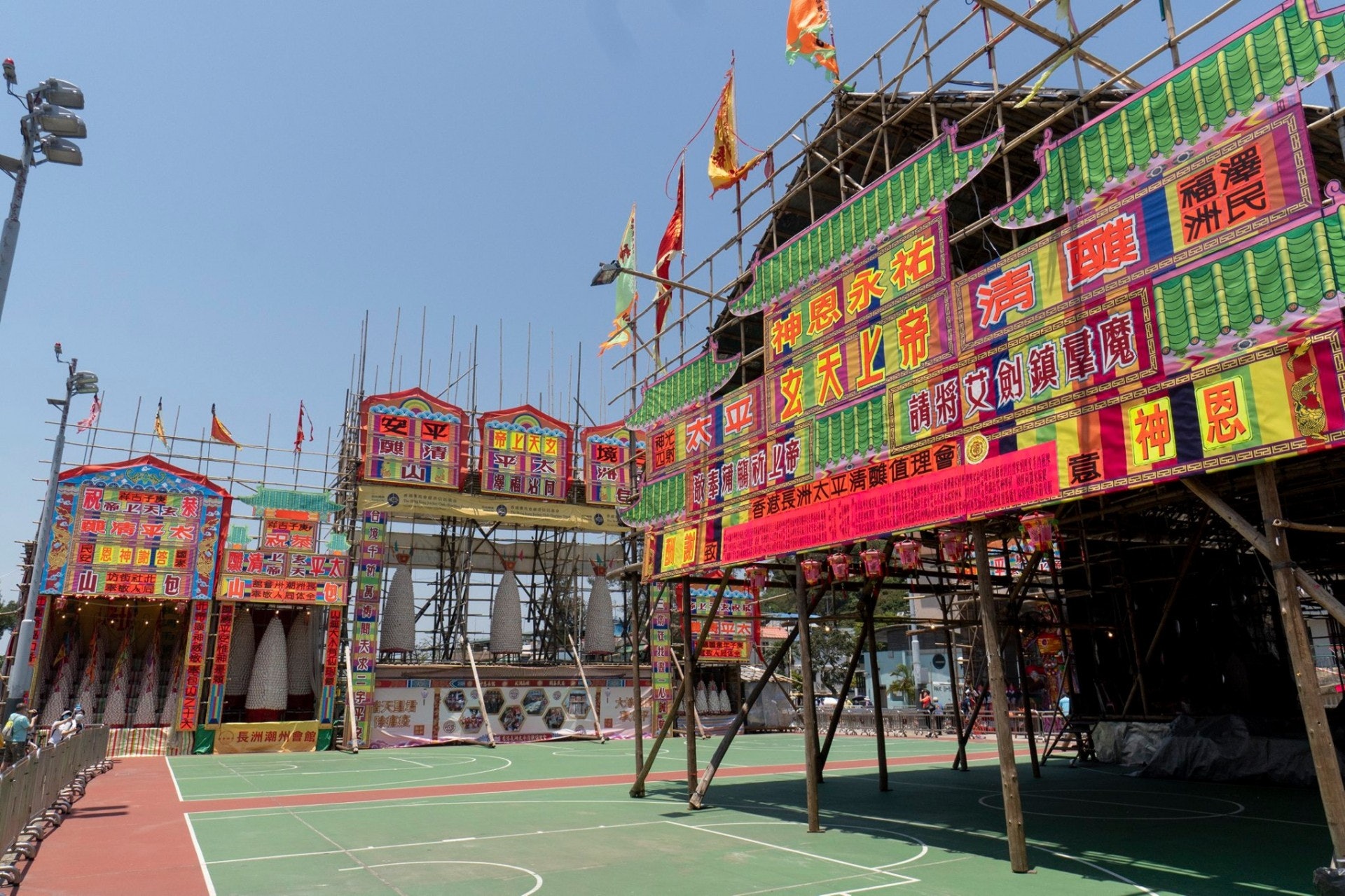 本港今年佛誕及勞動節將未能一如往年,在長洲上演搶包山、飄色、派平安包等富有傳統特色活動。(民政局facebook)