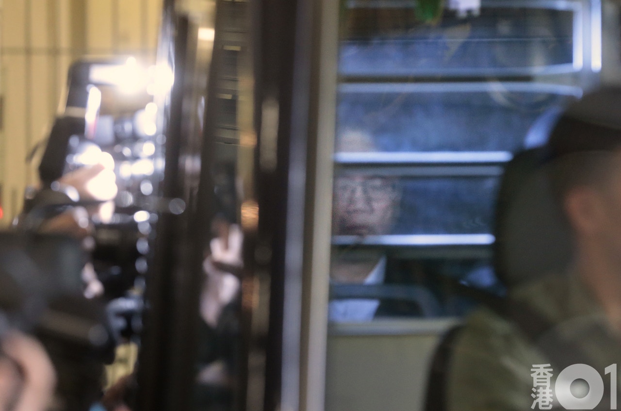 曾蔭權由囚車載走。（李澤彤攝）