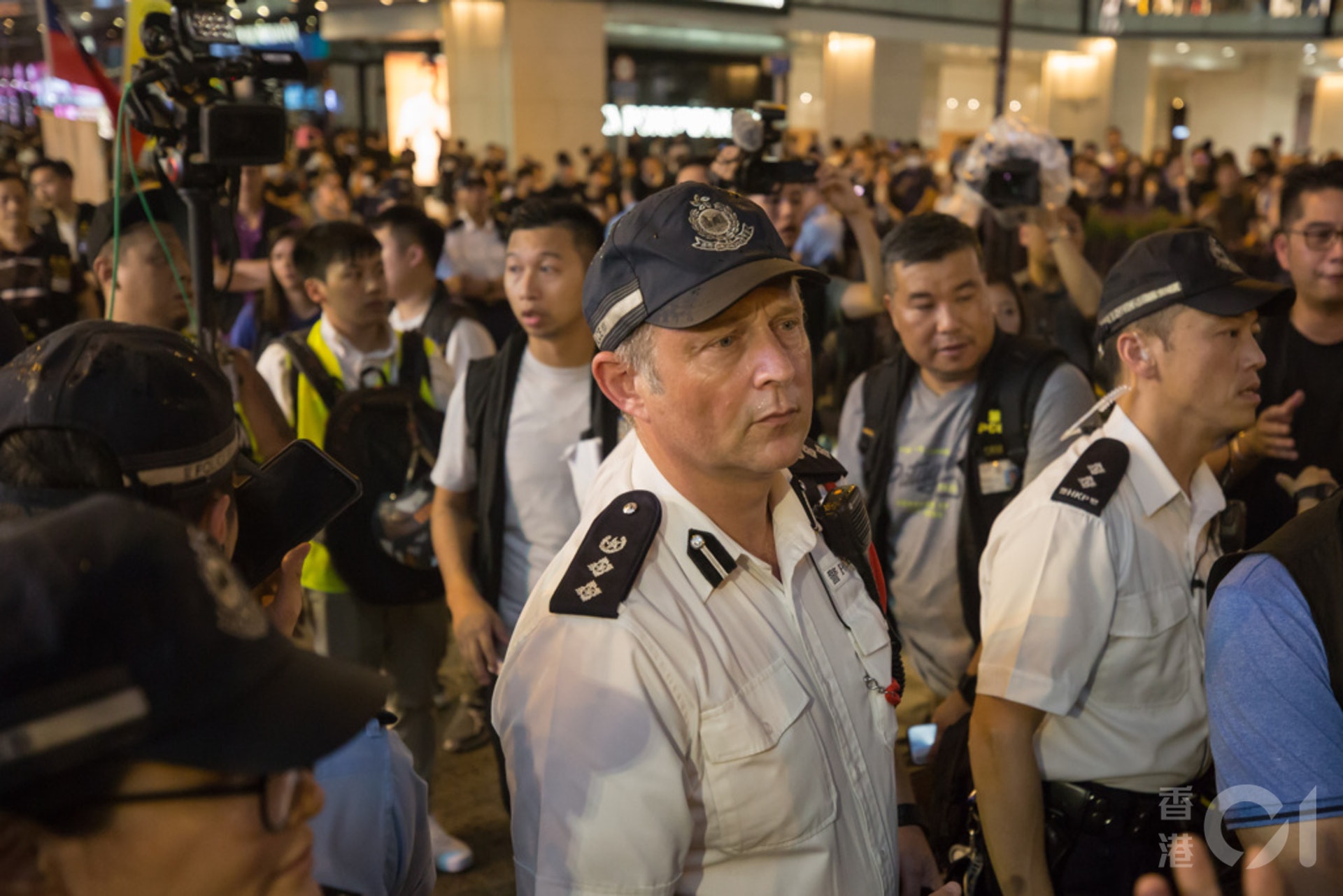 《壹週刊》指兩記者訪攝警務處助理處長陶輝時,遭警方拘捕《壹週刊》指兩記者訪攝警務處助理處長陶輝時,突然遭警方在公眾地方無理拘捕。(資料圖片/張浩維攝) 《壹週刊》指兩記者訪攝警務處助理處長陶輝時,遭警方拘捕《壹週刊》指兩記者訪攝警務處助理處長陶輝時,突然遭警方在公眾地方無理拘捕。(資料圖片/張浩維攝)