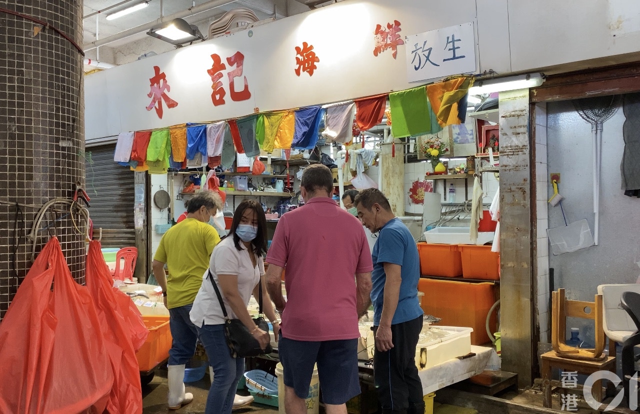 北角碼頭海鮮檔的招牌上貼有「放生」字樣作招徠。(黃廸雯攝) 北角碼頭海鮮檔的招牌上貼有「放生」字樣作招徠。(黃廸雯攝)