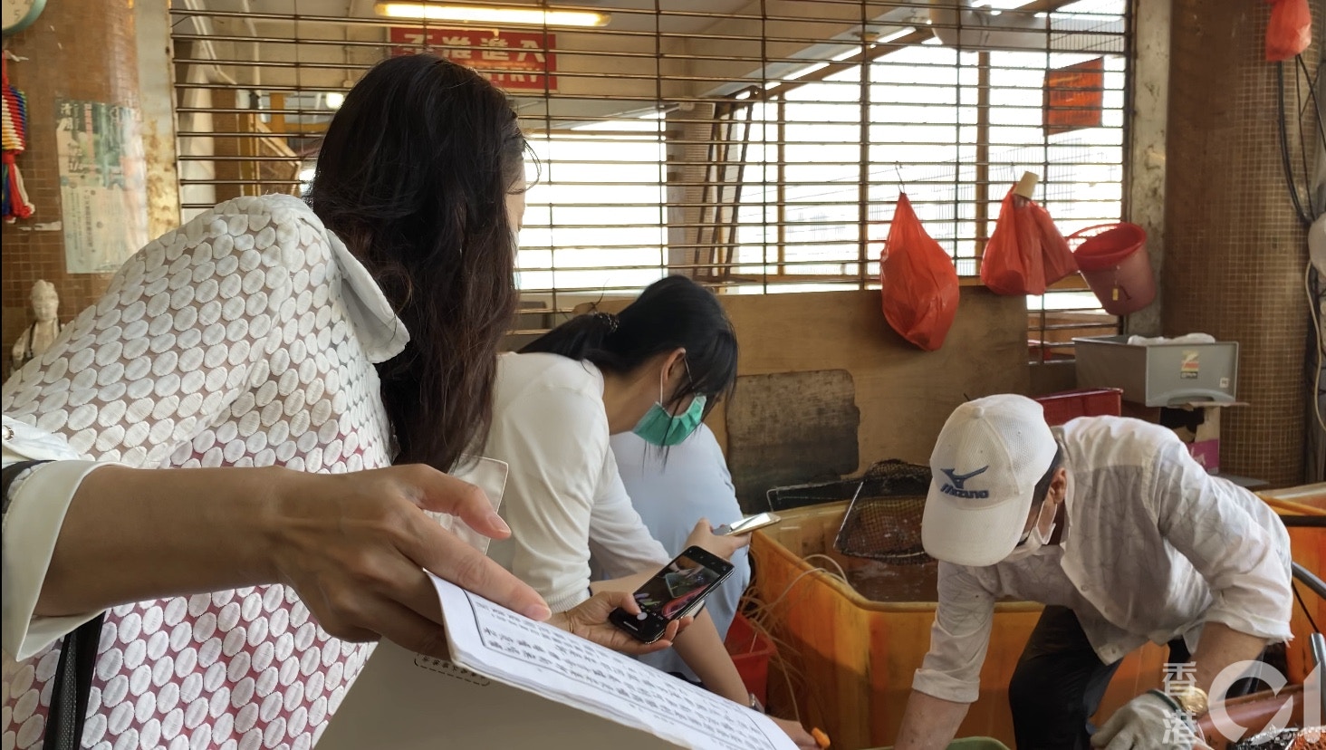 2名操普通話女善信購入大量海鮮,包括鮑魚、象拔蚌、魚、龍蝦等放生,並叮囑牠們「下輩子做人」。(黃廸雯攝) 2名操普通話女善信購入大量海鮮,包括鮑魚、象拔蚌、魚、龍蝦等放生,並叮囑牠們「下輩子做人」。(黃廸雯攝)