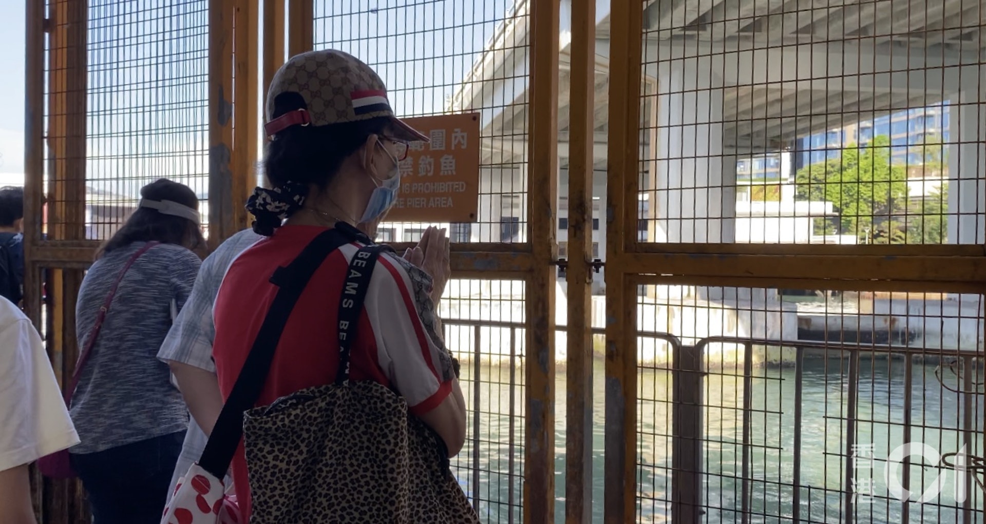 今日佛誕,不少善信到北角渡輪碼頭進行放生祈福活動。(黃廸雯攝) 今日佛誕,不少善信到北角渡輪碼頭進行放生祈福活動。(黃廸雯攝)