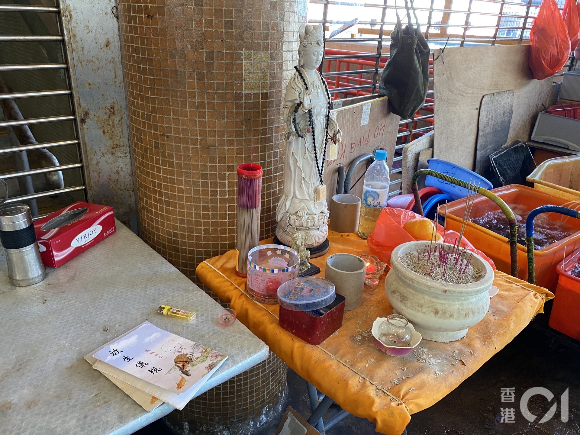 北角渡輪碼頭擺放觀音像,並設有放生滑梯。(黃廸雯攝) 北角渡輪碼頭擺放觀音像,並設有放生滑梯。(黃廸雯攝)